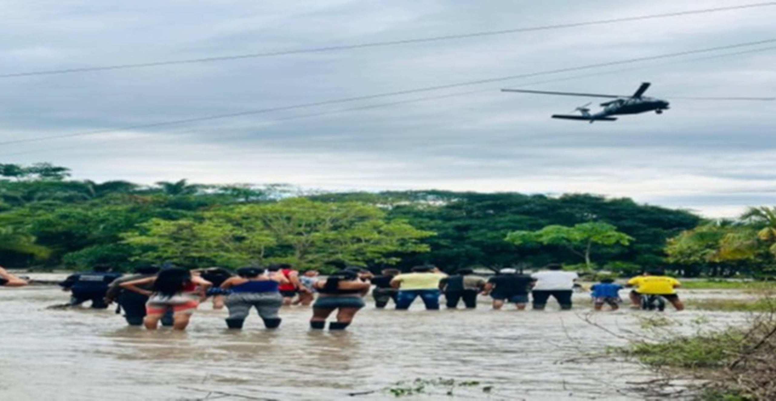 Rescate aéreo en Villavicencio: Cuerpo de Bomberos Voluntarios de Villavicencio (Meta)salvan a dos personas aisladas por creciente del río Guayuriba