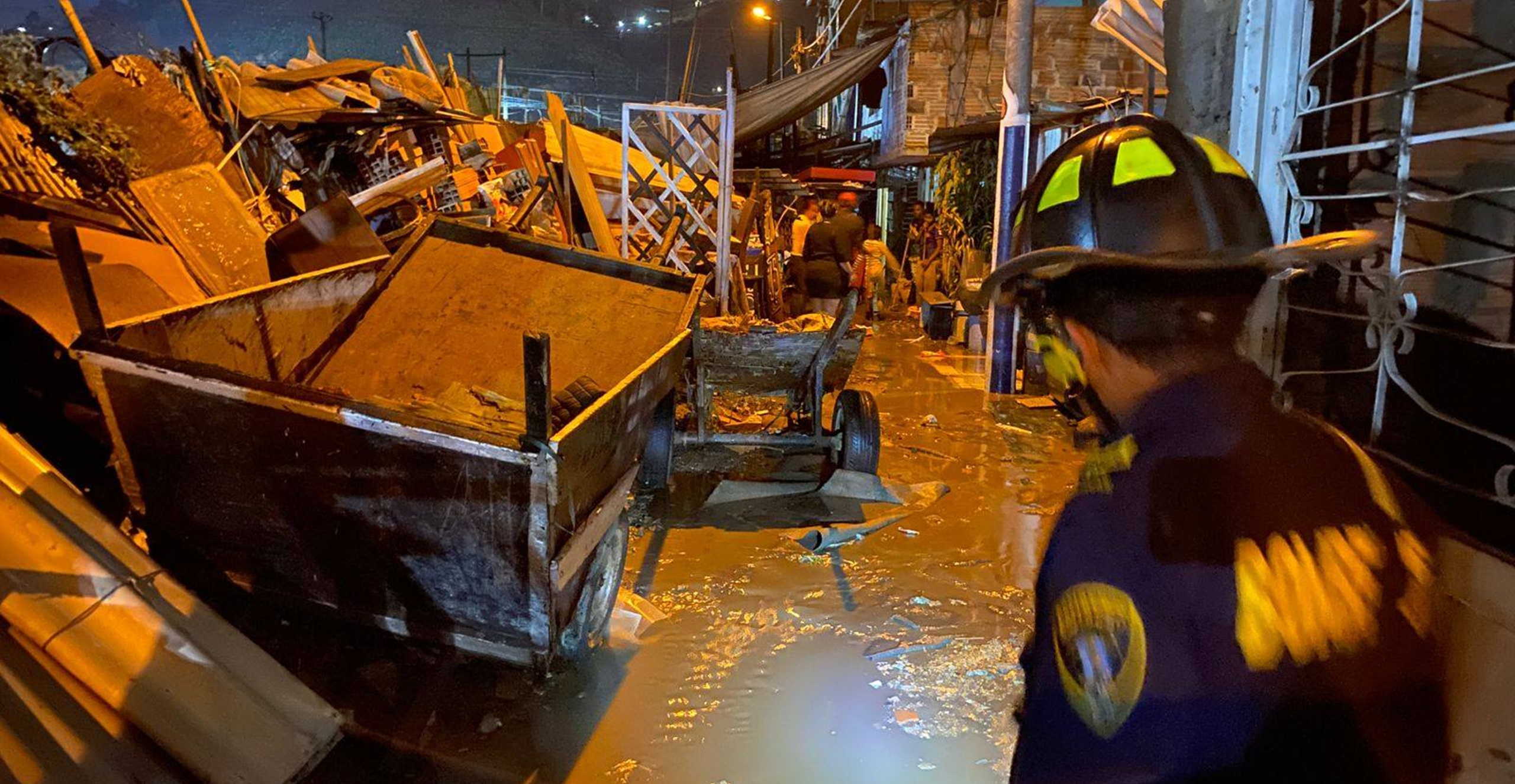 Bomberos Voluntarios atendieron emergencia que afectó cerca de 20 viviendas en Soacha.