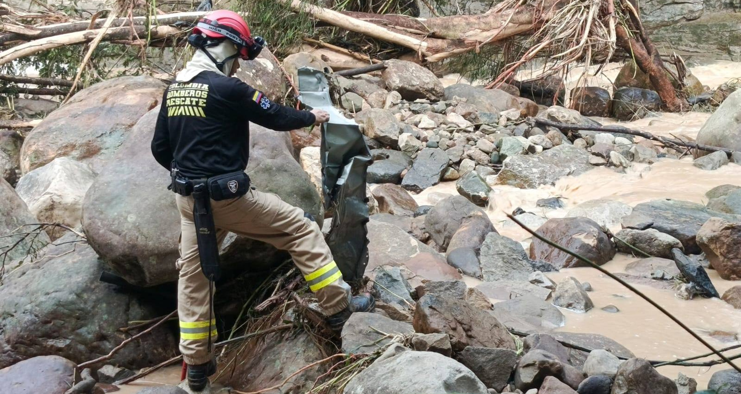 Bomberos de Silvania reportan avance en atención de avenida torrencial que afectó el barrio La Esperanza