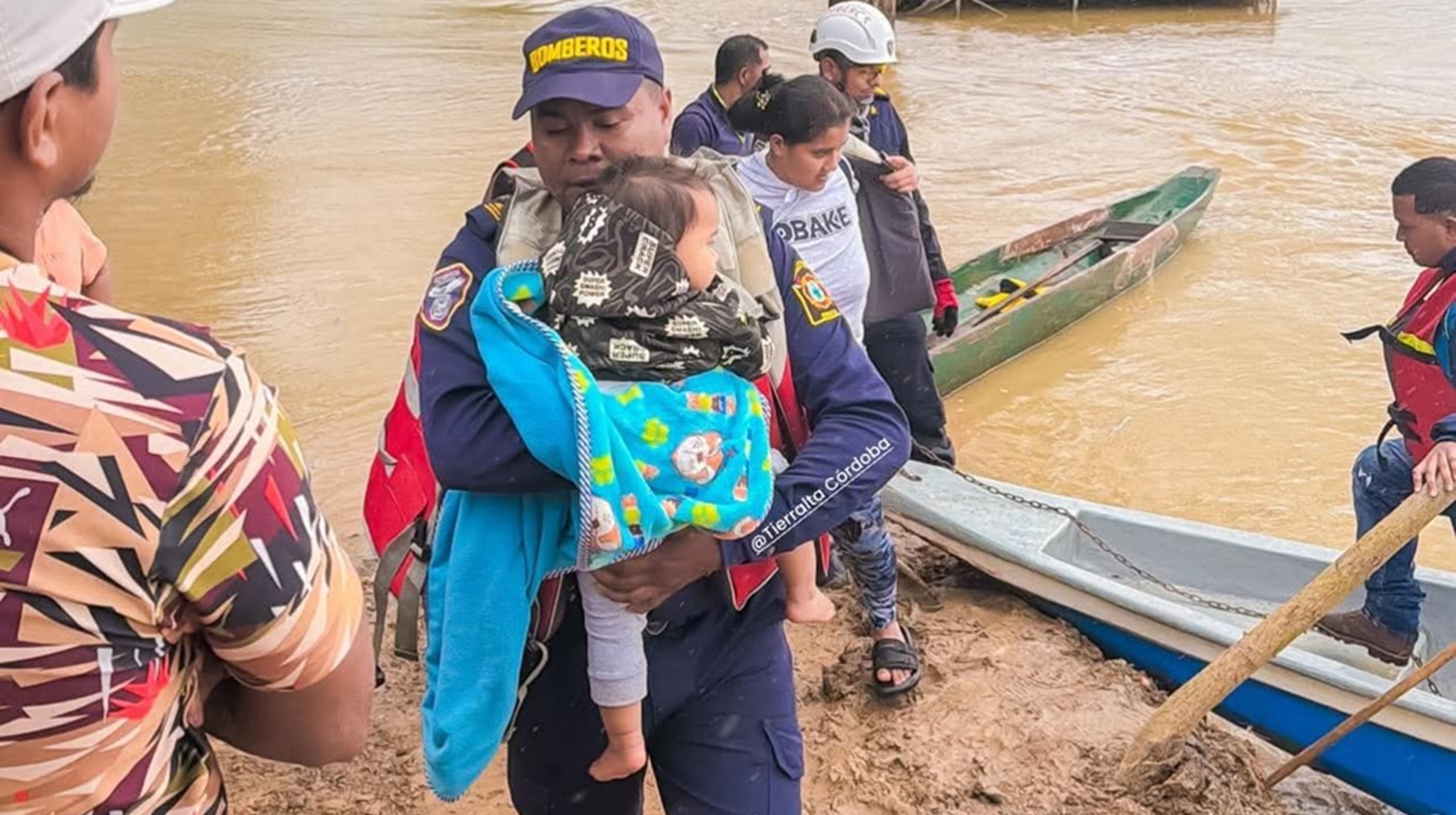 Joan Benítez, el bombero detrás de la imagen que recorre Colombia y refleja la esencia del servicio bomberil
