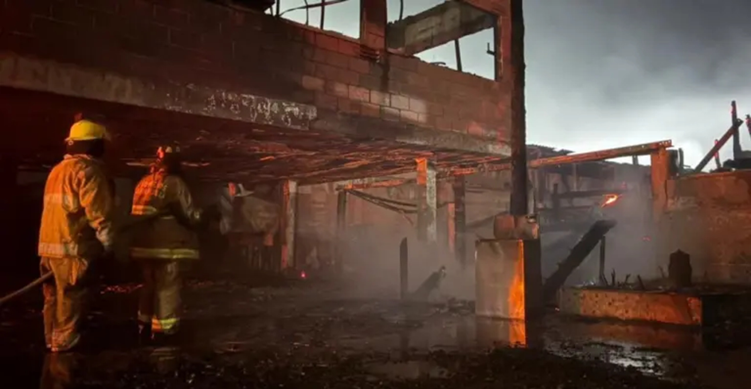 Bomberos controlan incendio estructural en zona de restaurantes del barrio Las Flores en Barranquilla