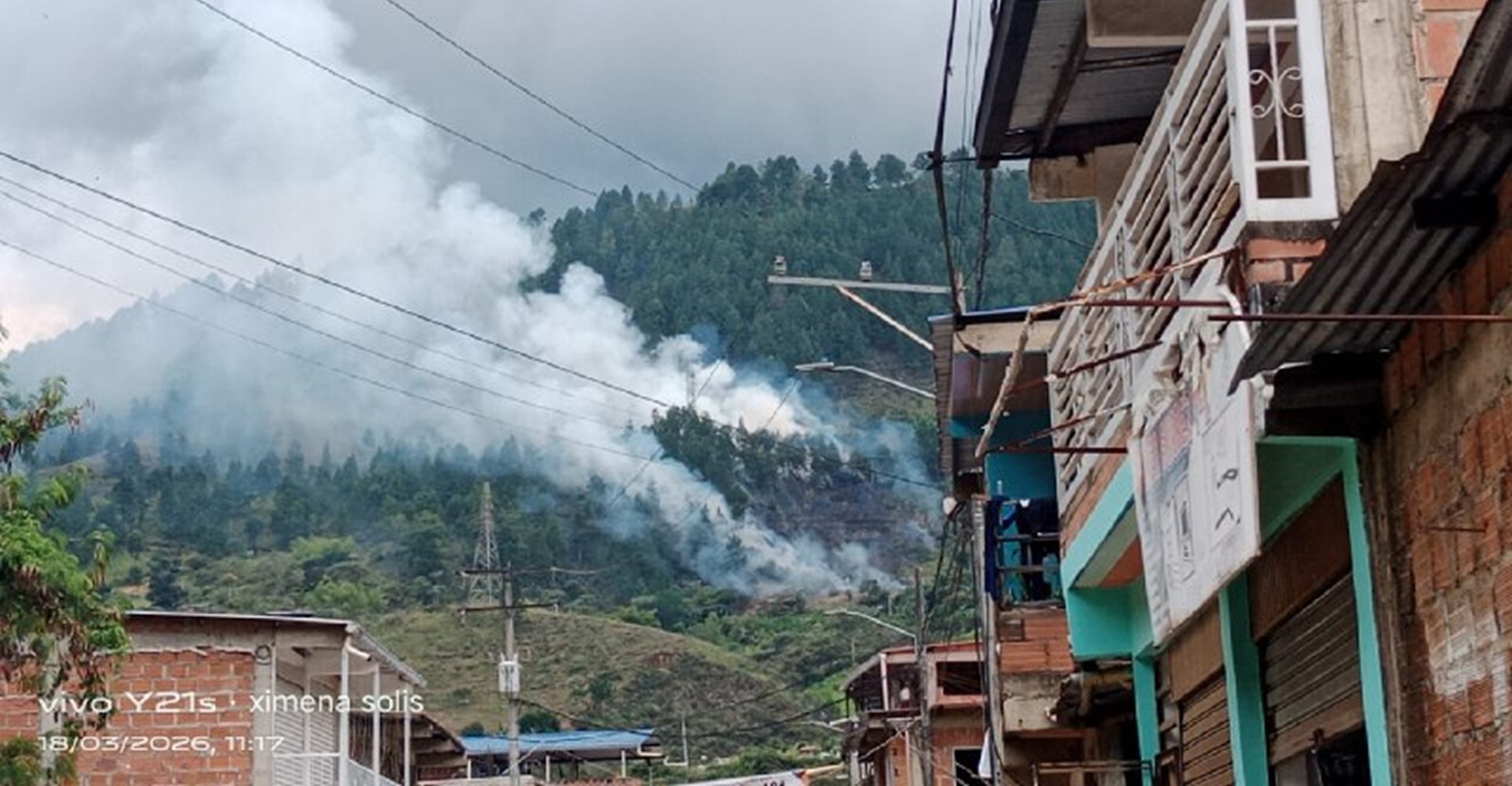 Bomberos y comunidad controlan incendio forestal en zona rural de Suárez, Cauca