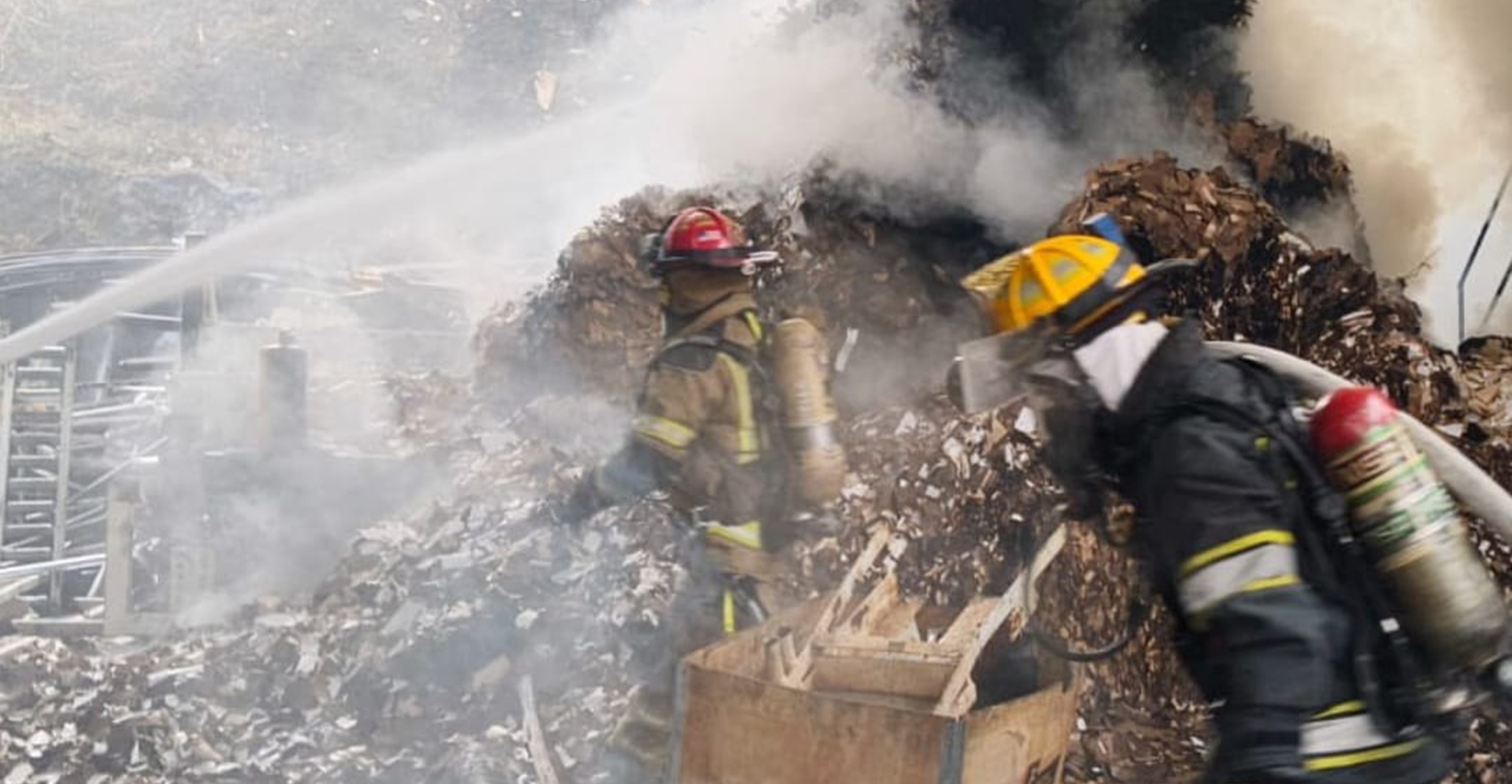 Bomberos controlan incendio estructural de gran magnitud en empresa de transporte en La Estrella, Antioquia