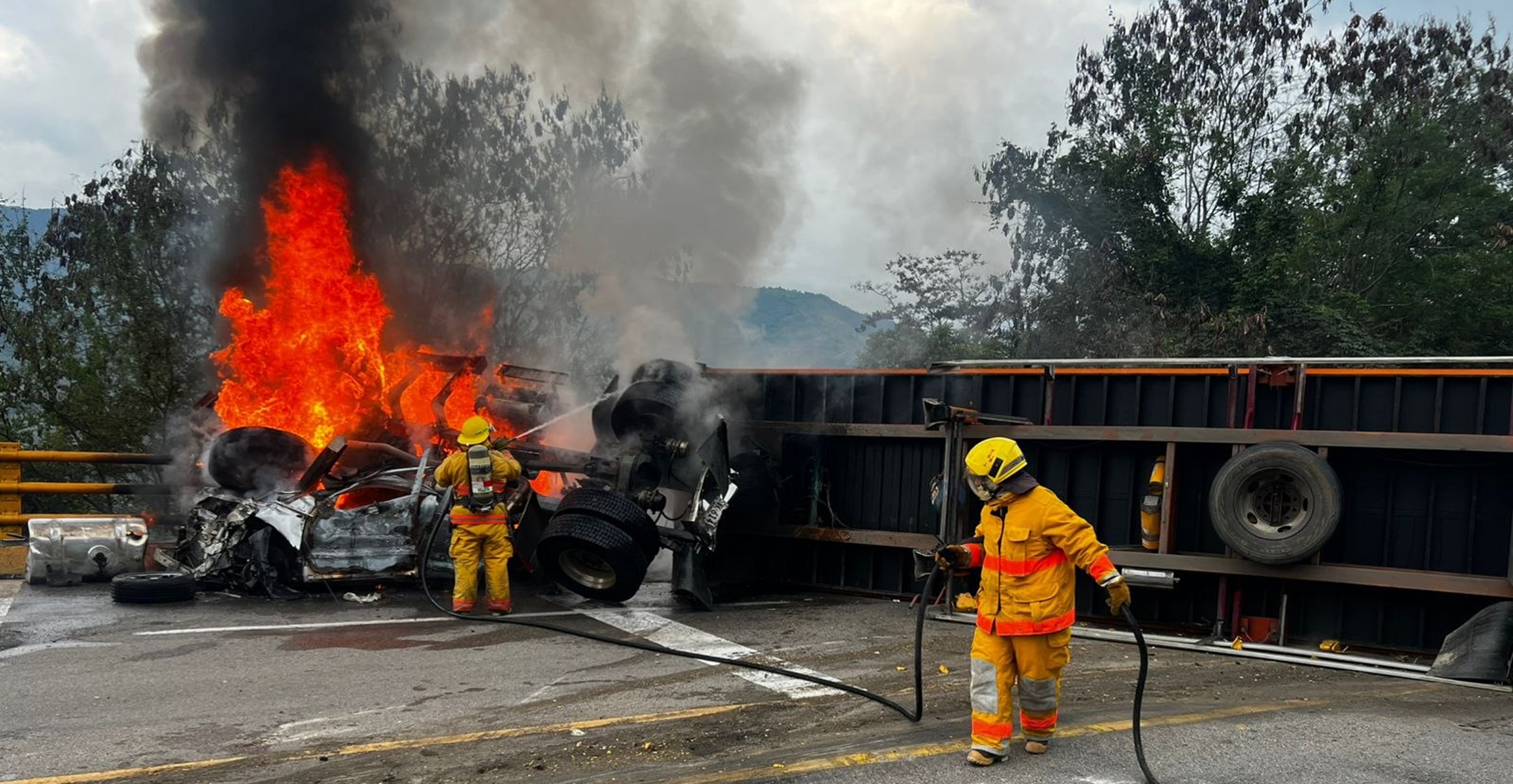 Dirección Nacional de Bomberos reporta atención de accidente de tránsito con incendio de tractocamión en la vía La Vega – Villeta