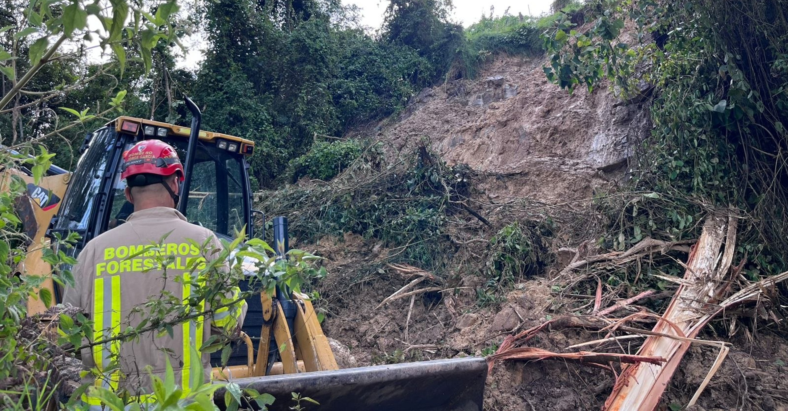 Bomberos atienden remoción en masa y habilitan vía en zona rural de Pandi, Cundinamarca