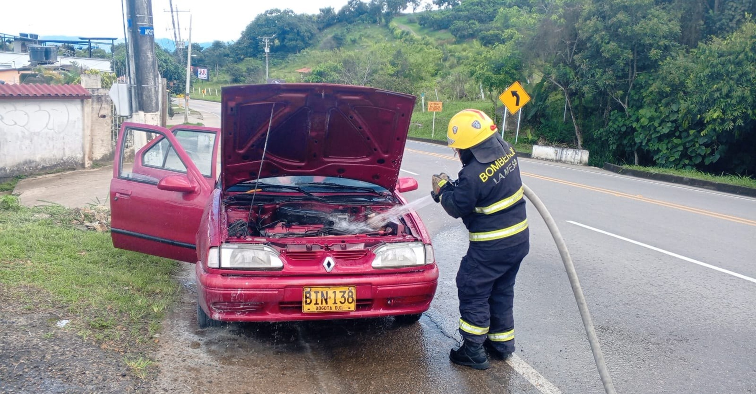 Conato de incendio vehicular fue controlado oportunamente en la vía La Mesa–Anapoima