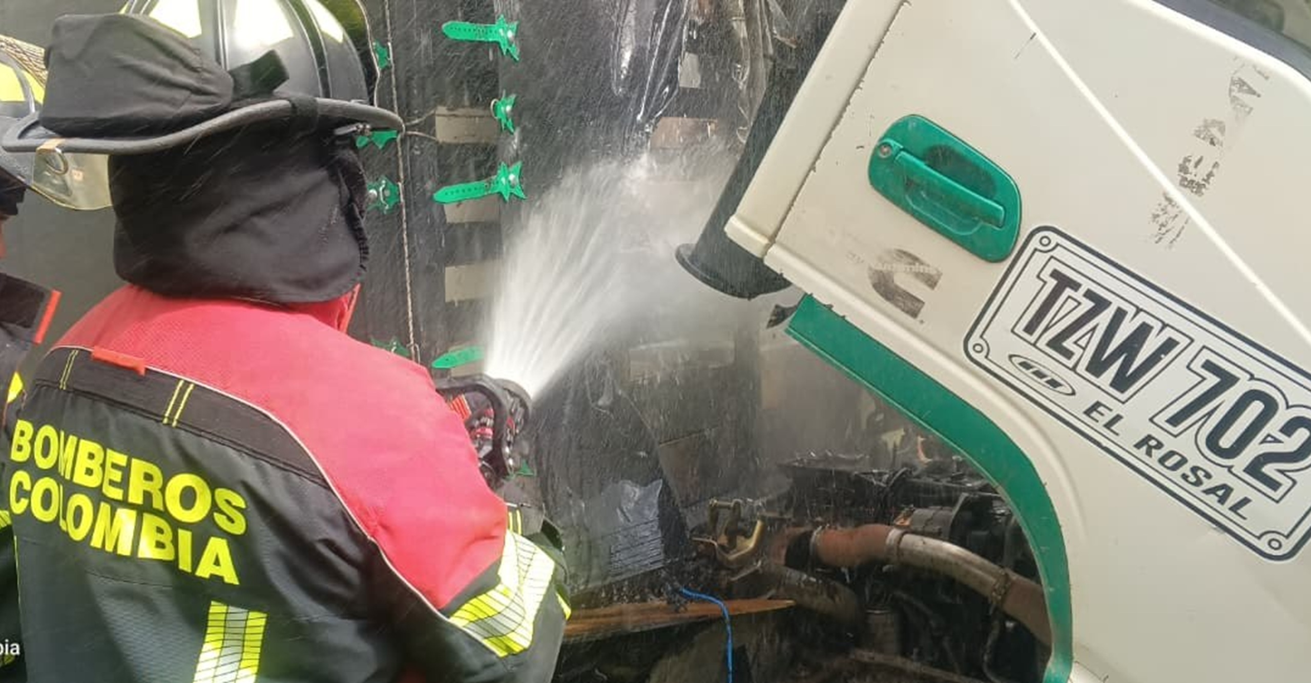 Bomberos controlan incendio vehicular en zona rural de Tabio sin afectaciones mayores