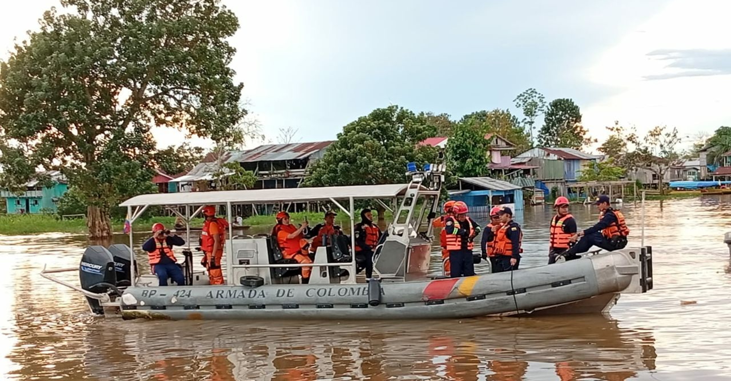 Bomberos Leticia adelantan acciones de búsqueda y rescate en el río amazonas