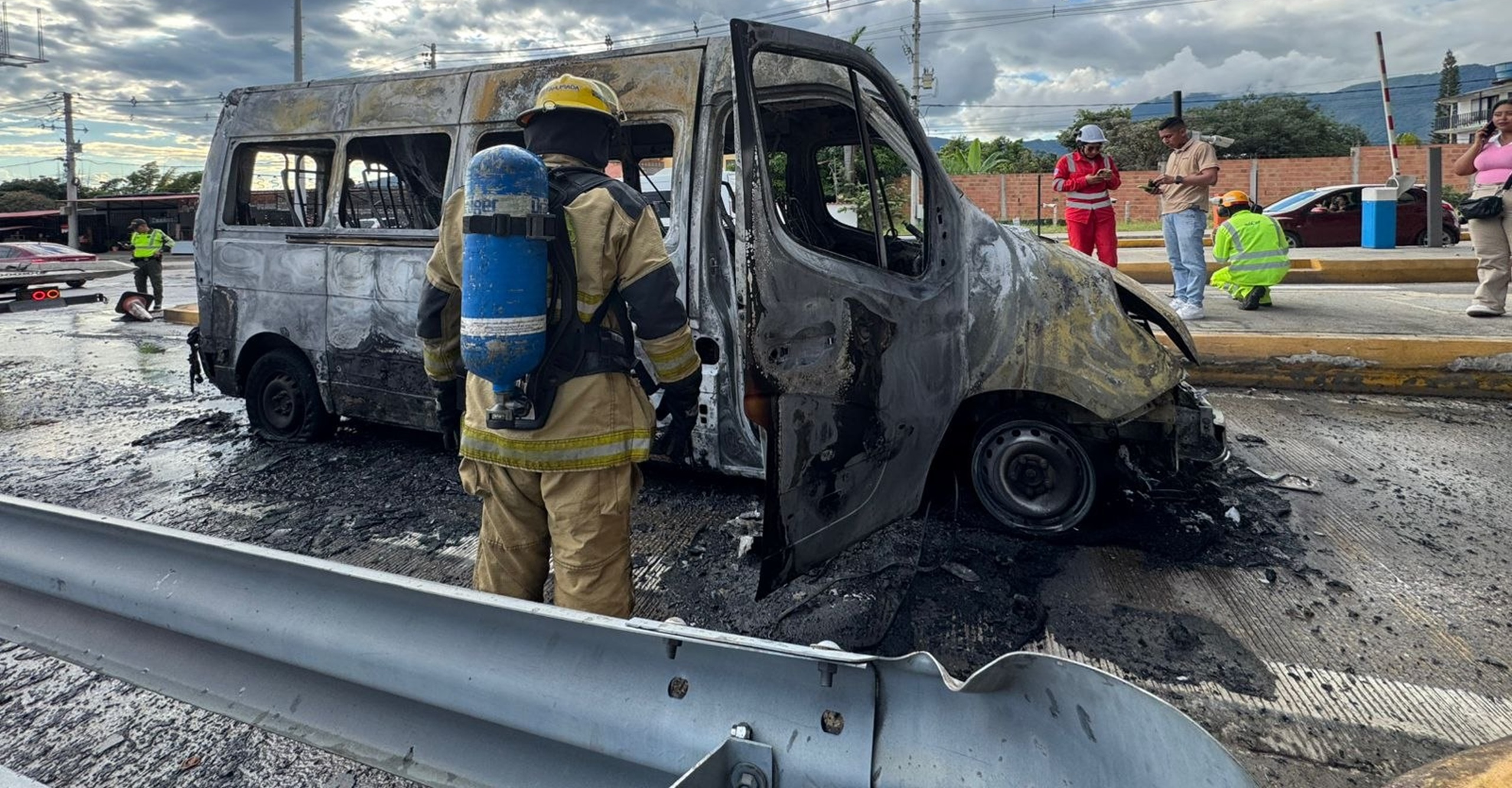 Incendio vehicular en el peaje de Chinauta dejó pérdidas totales y afectaciones a infraestructura