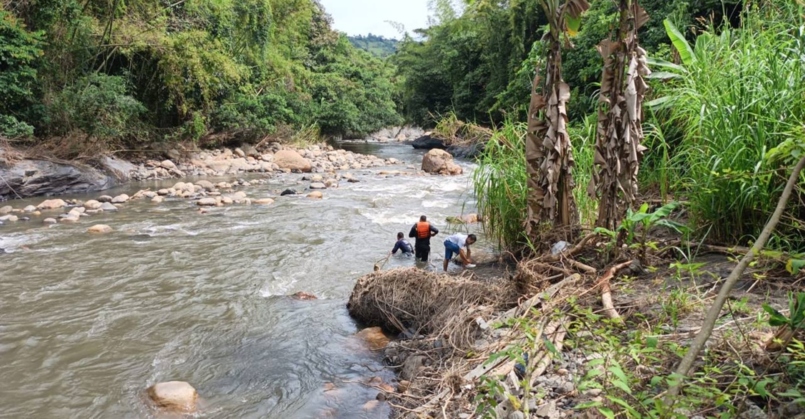 Bomberos de Nocaima culminan operativo de búsqueda y recuperación de menor en el río Gualivá