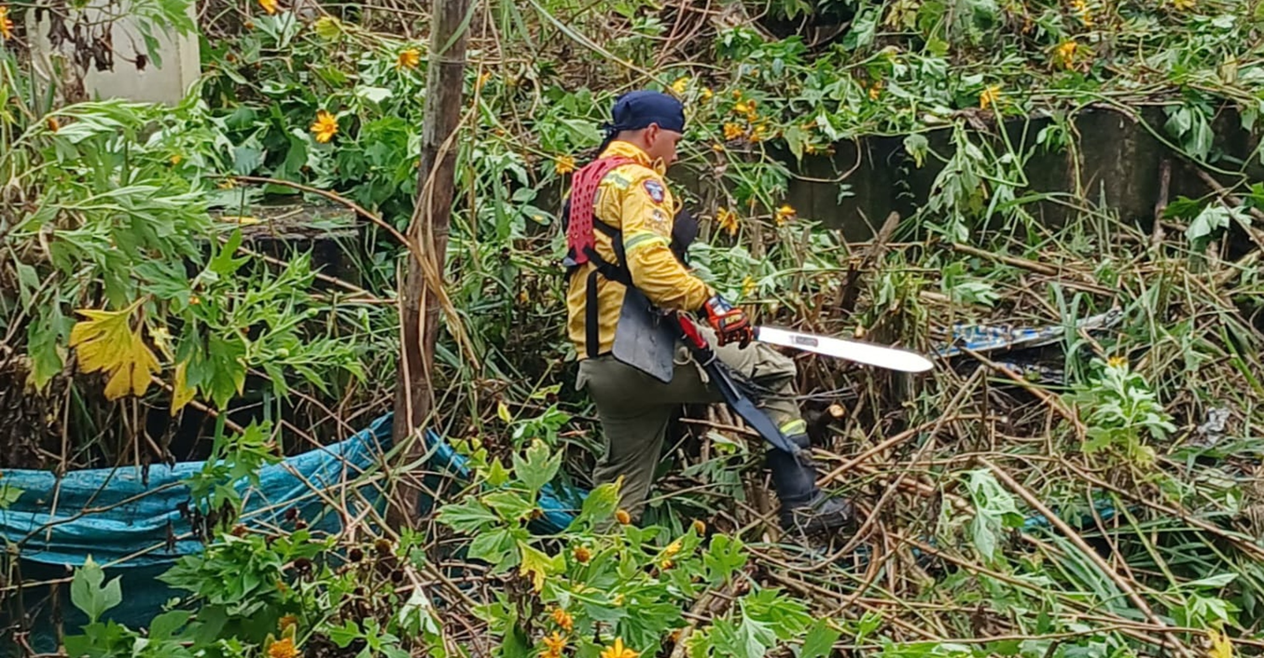 Bomberos de La Mesa participaron en jornada de limpieza y recuperación ambiental en la quebrada La Carbonera