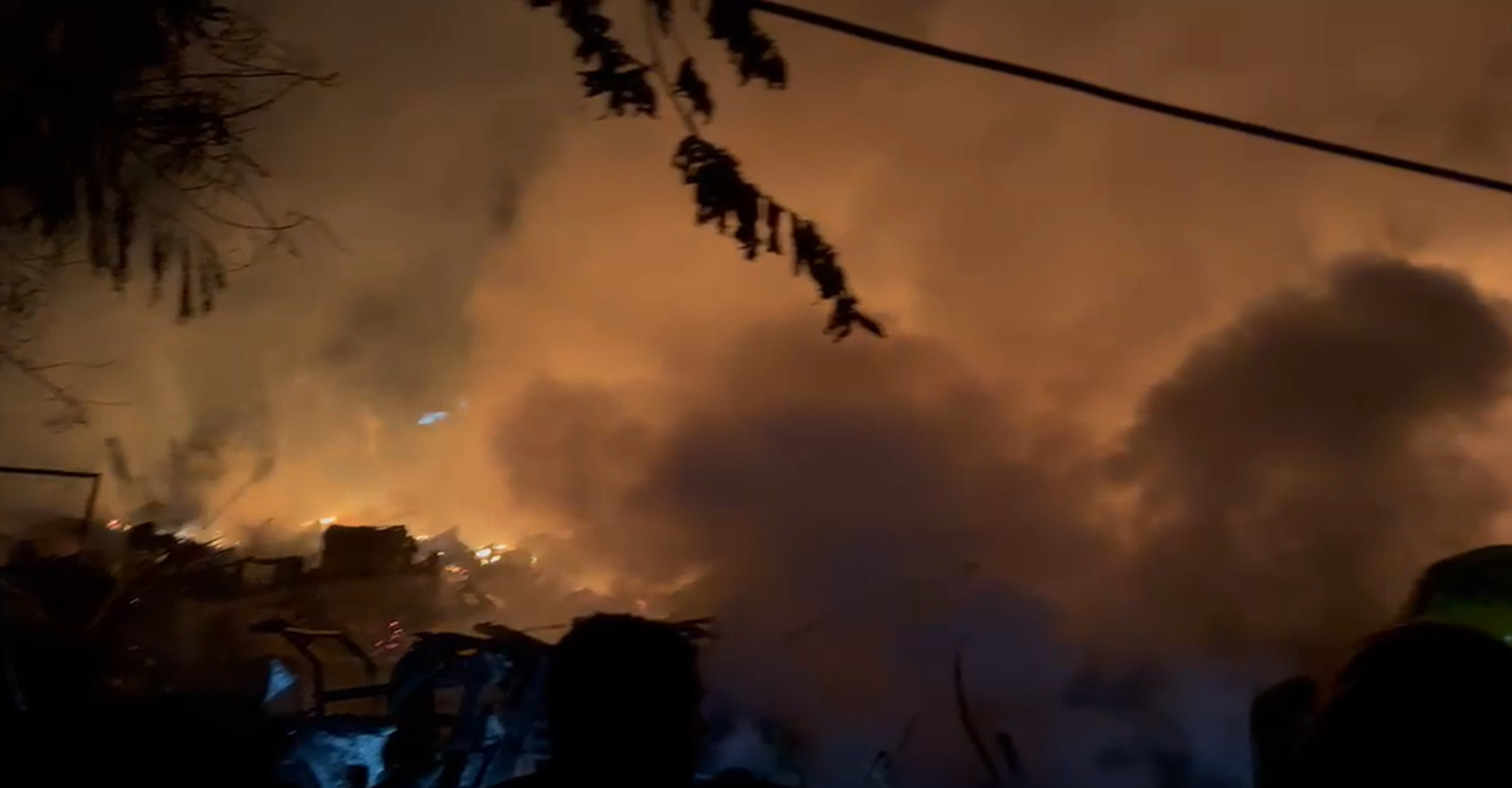 Bomberos de Cali controlan incendio estructural que afectó viviendas y bodegas en el sector Las Palmas