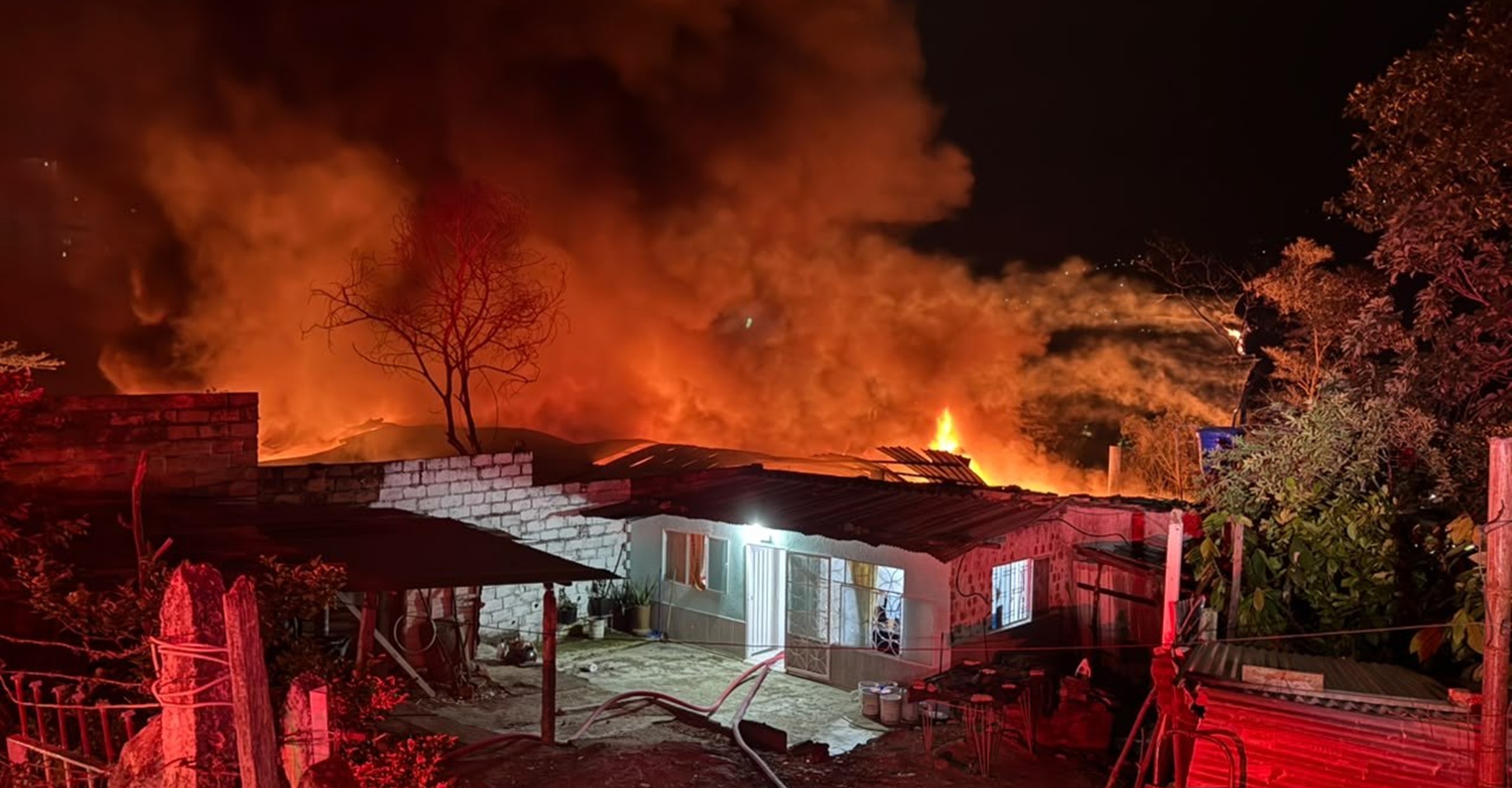 Bomberos de Bucaramanga controlan incendio de gran magnitud en fábrica de colchones del norte de la ciudad