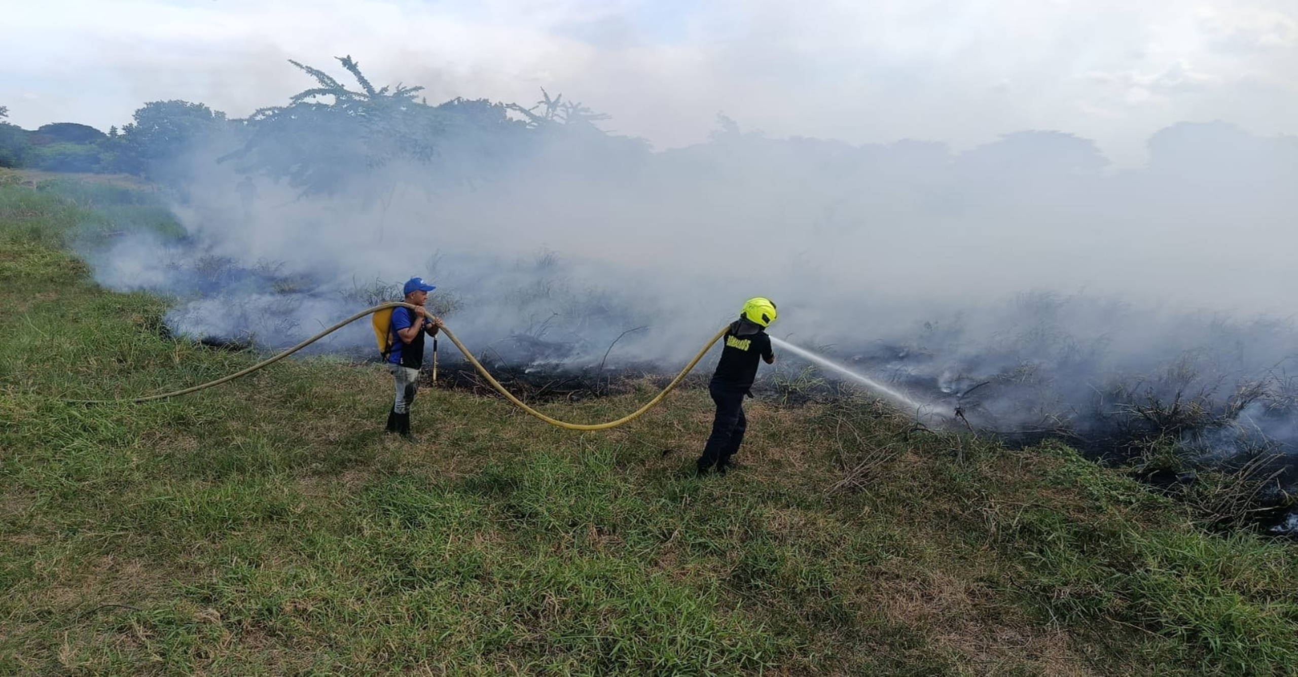 Bomberos de Santa Ana liquidan incendio forestal que afectó cinco hectáreas de pastizales en zona rural del Magdalena