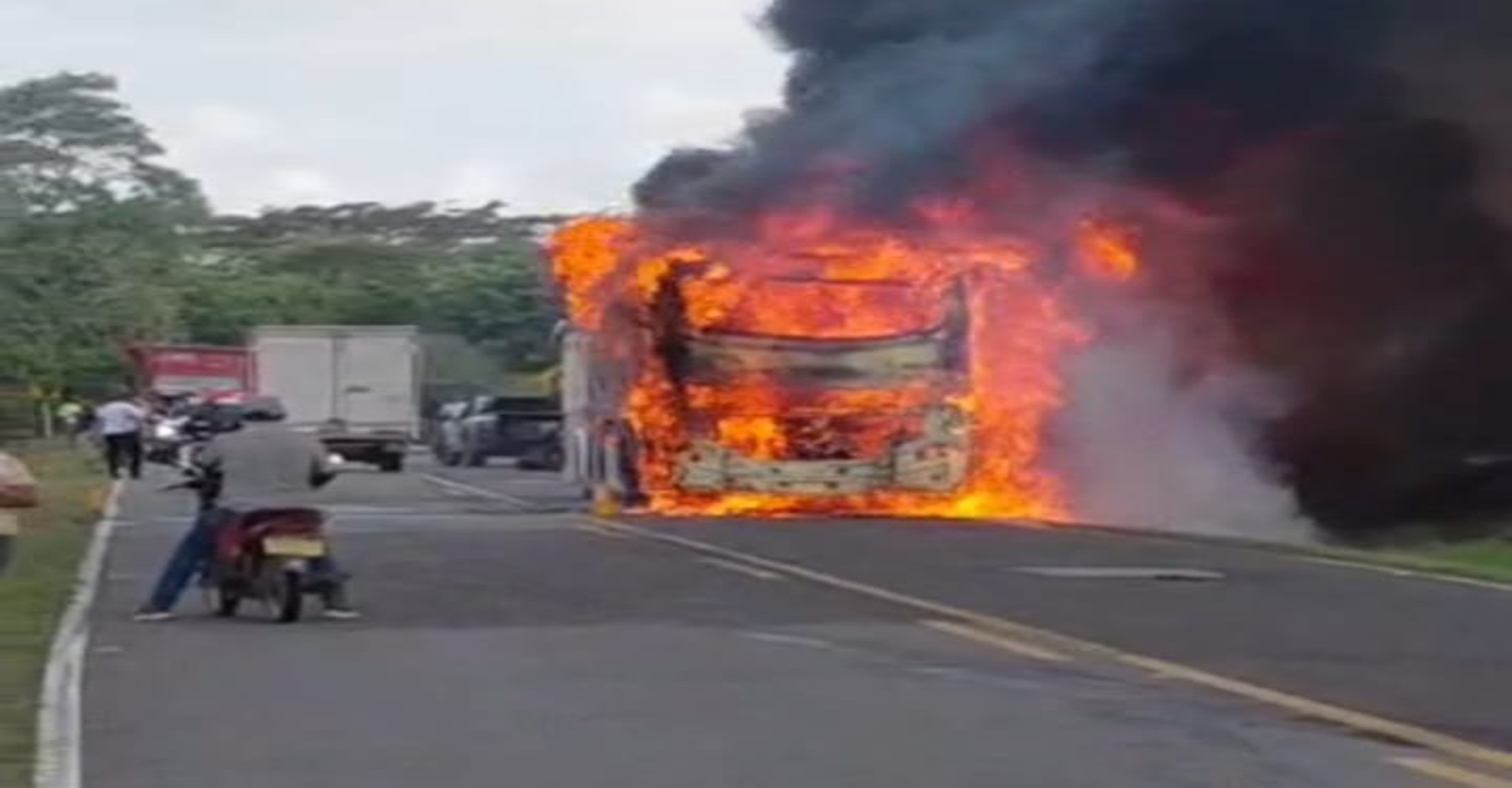 Bomberos de Mompox controlan incendio de bus de turismo en la Ruta Nacional 78