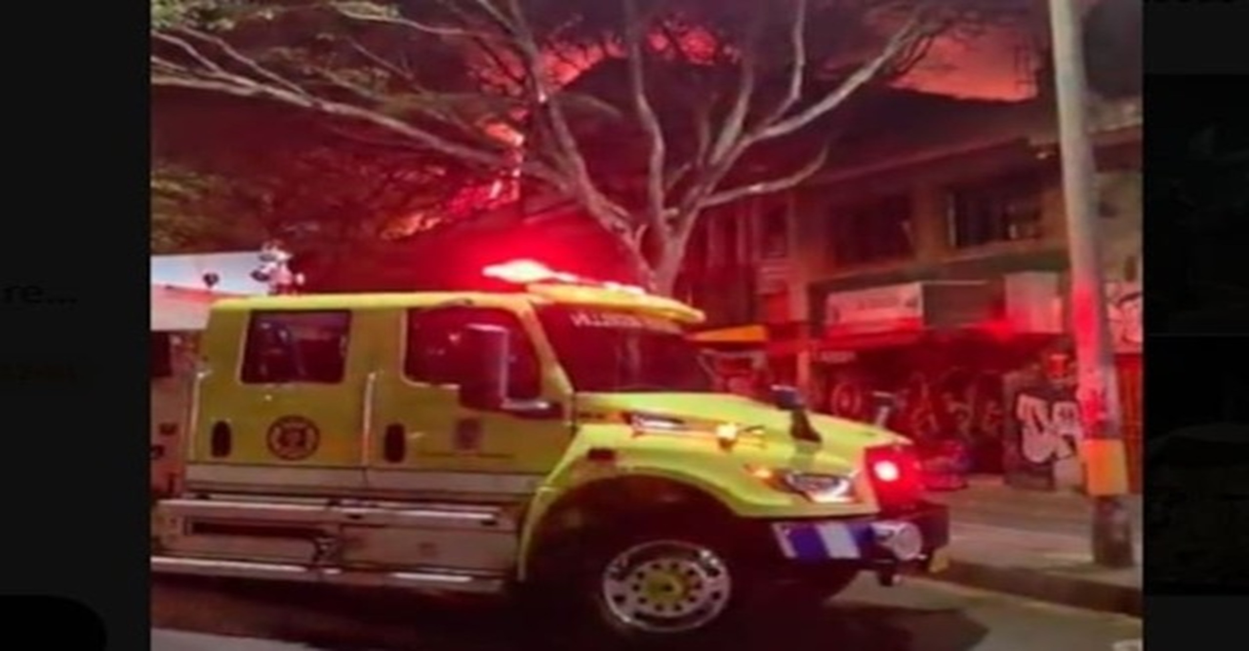 Bomberos de Medellín rescatan a dos personas en medio de un incendio estructural presentado en el centro de la ciudad
