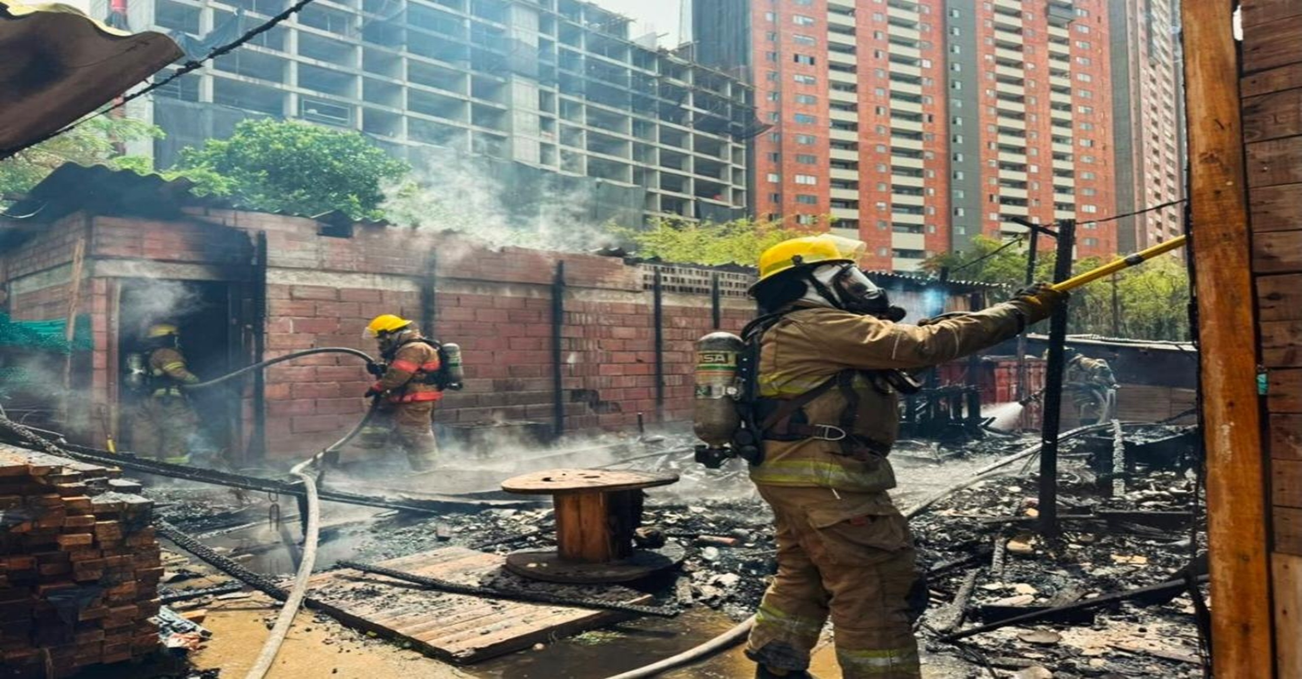 Bomberos de Itagüí controlan incendio estructural en el barrio Fátima sin personas lesionadas
