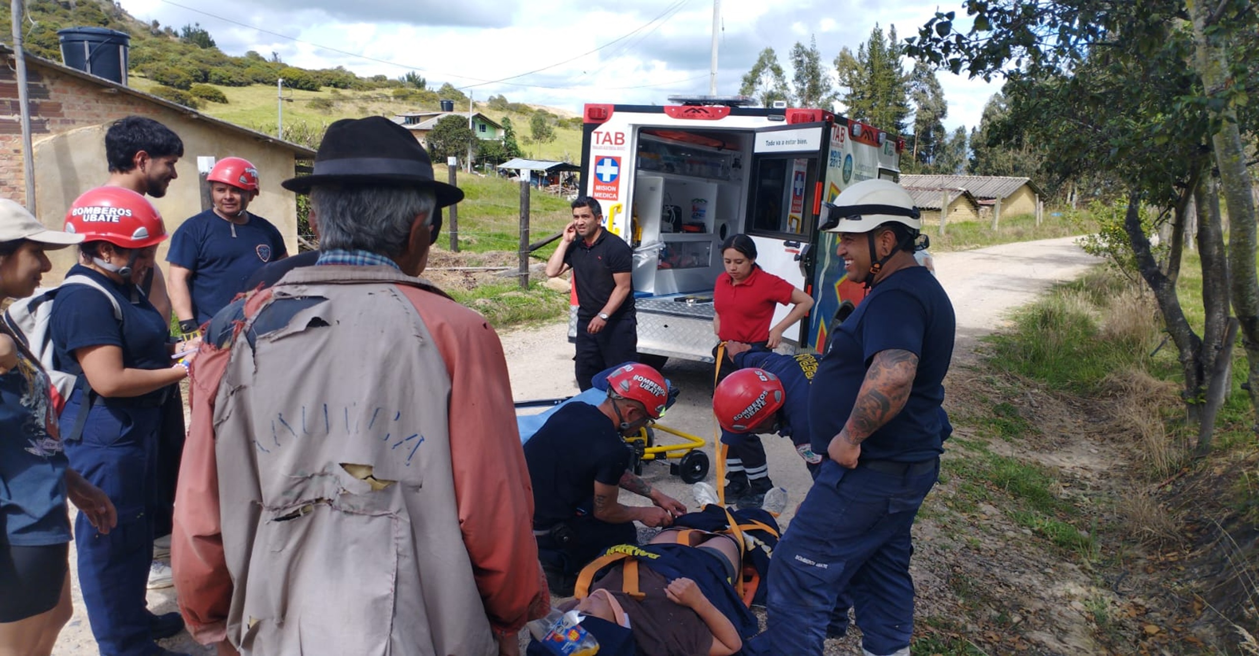 Bomberos Voluntarios de Ubaté Cundinamarca rescatan a joven que cayó en sector de Alto de la Teta
