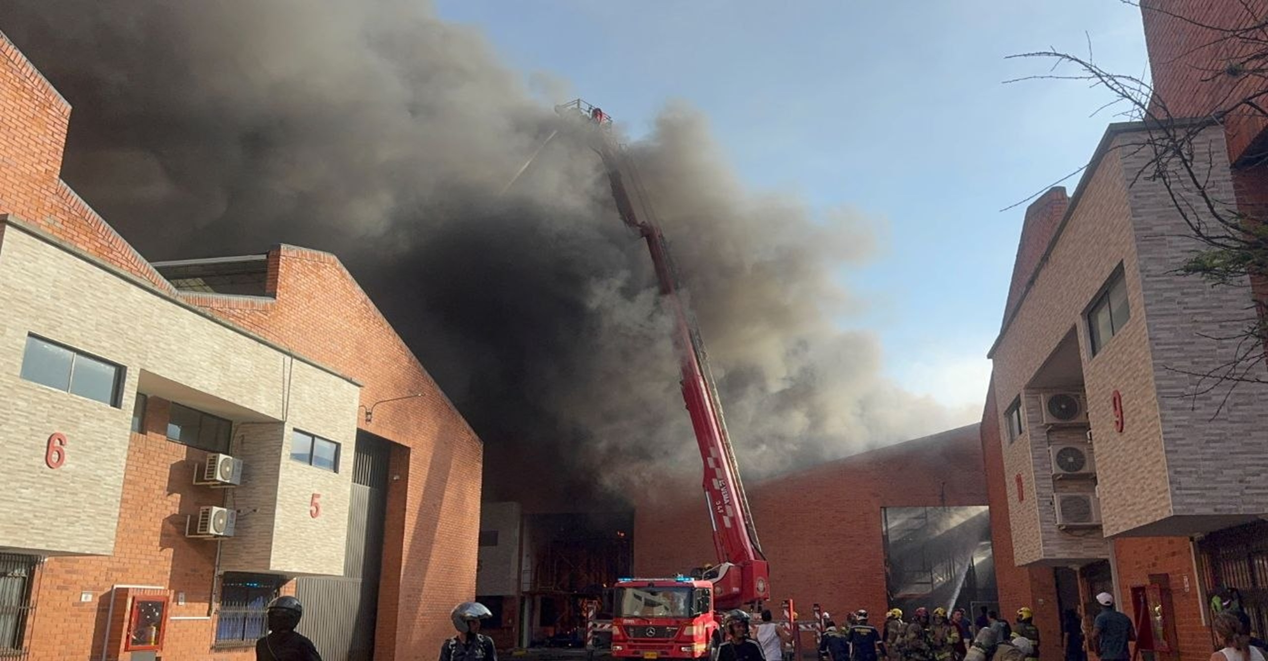 Bomberos de Cali continúan labores de liquidación tras incendio estructural en parque industrial