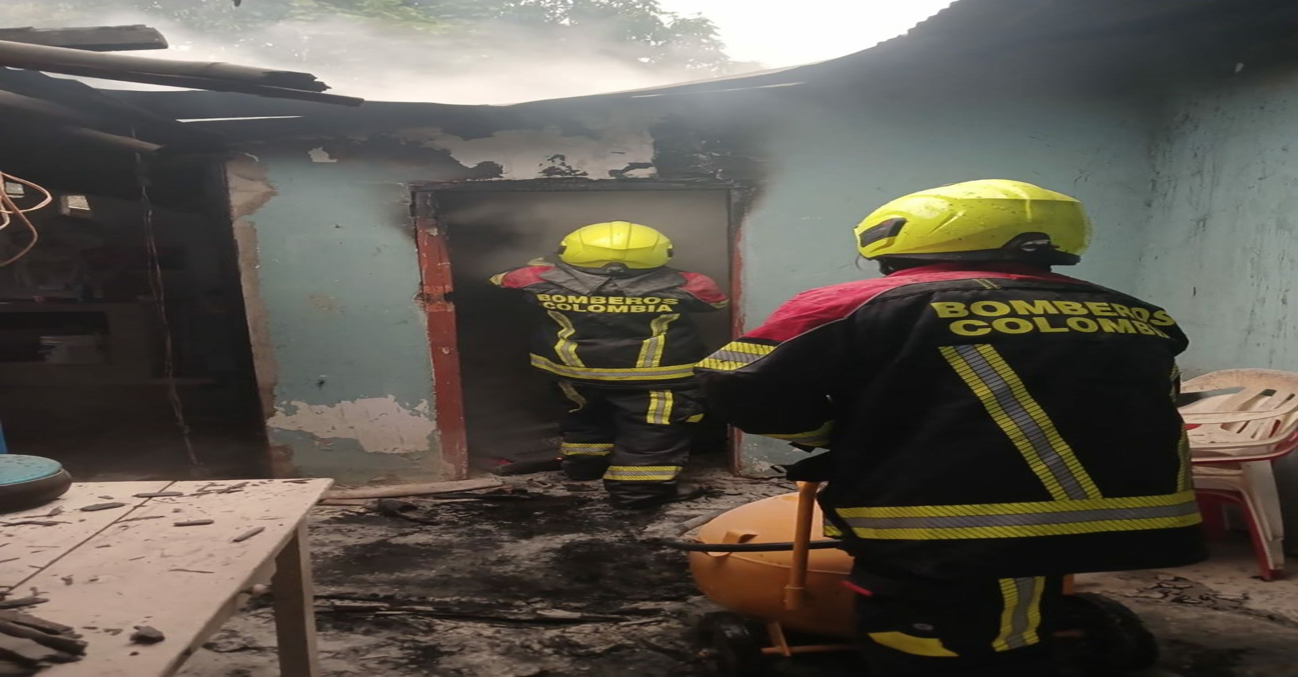 Bomberos de El Colegio controlan incendio estructural y rescatan a adulta mayor lesionada