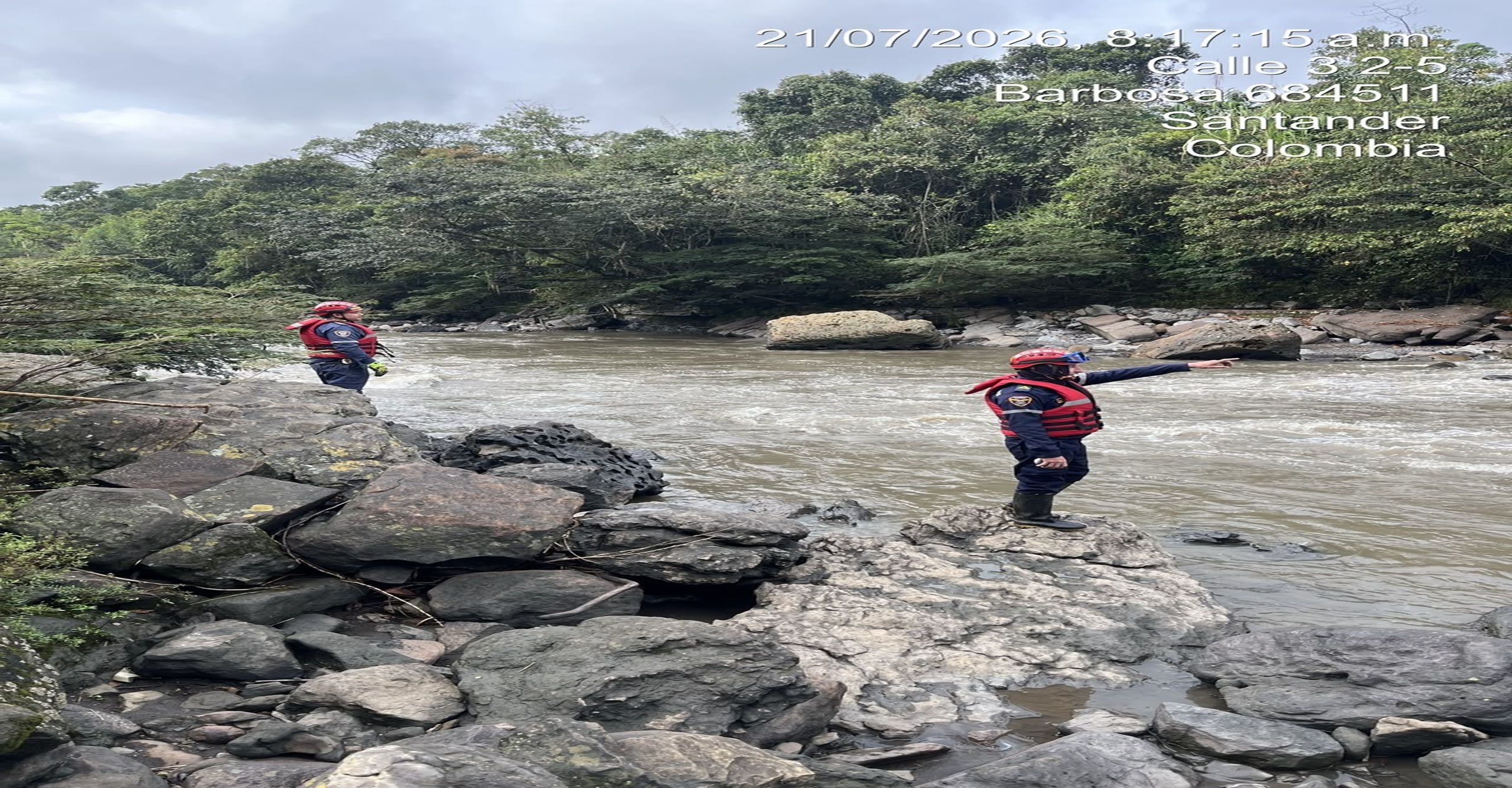 Bomberos de Barbosa mantienen operaciones de búsqueda de una persona desaparecida en el río Suárez