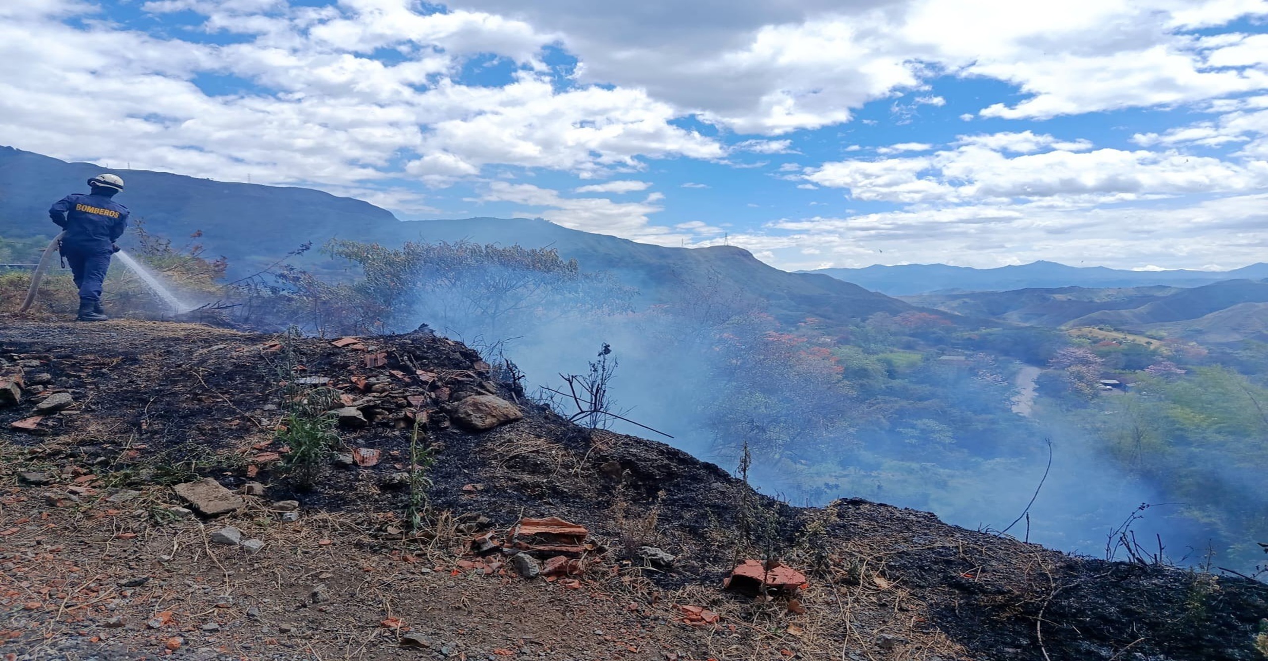 Bomberos de Rosas evitaron que incendio forestal alcanzara viviendas en zona rural del Cauca