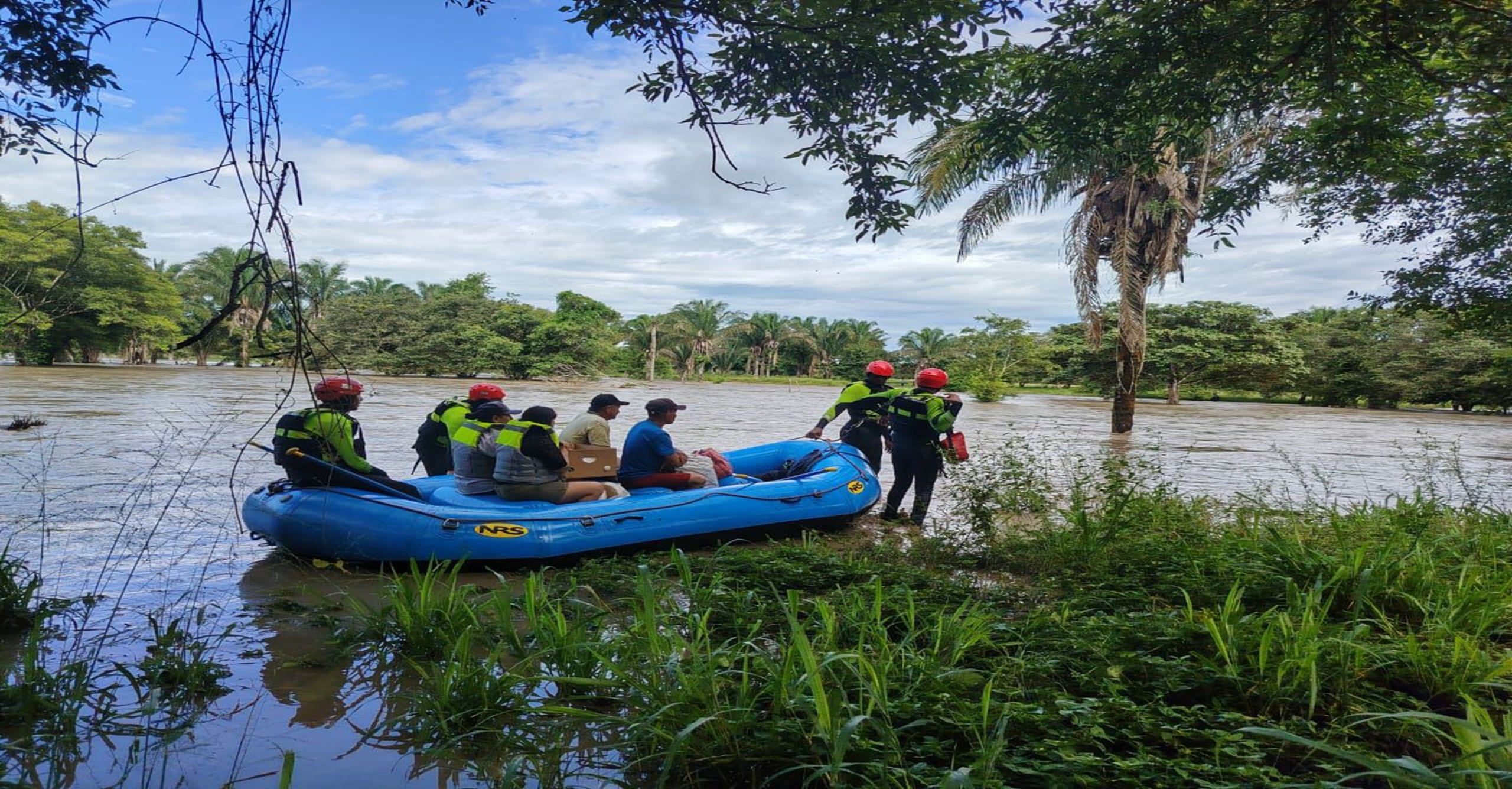 Bomberos de Yopal rescataron 21 personas y decenas de animales tras inundaciones en el área rural de Casanare
