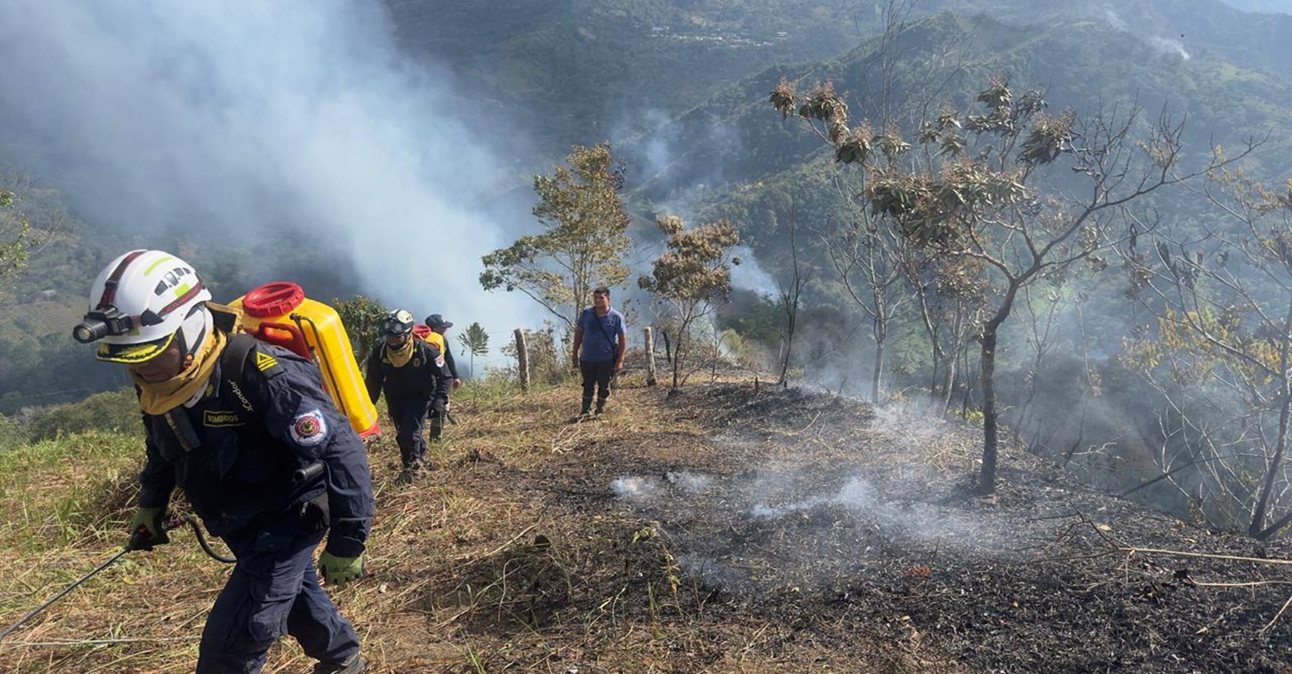 Bomberos de Muzo Boyacá atendieron emergencia por incendio Forestal en el Municipio de Cooper