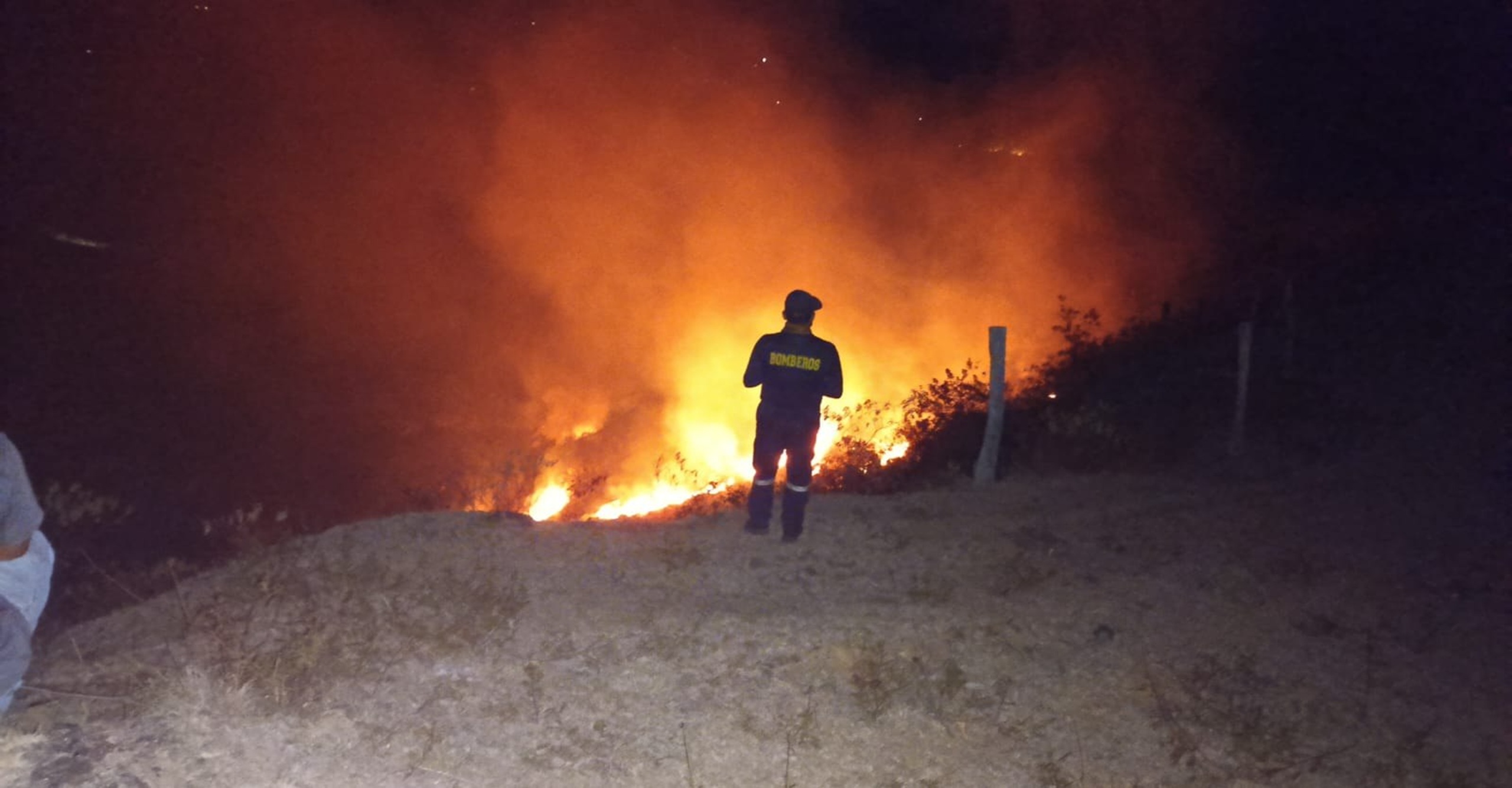 Bomberos de Alvarado mantienen operaciones para controlar incendio forestal que amenaza zona rural del municipio
