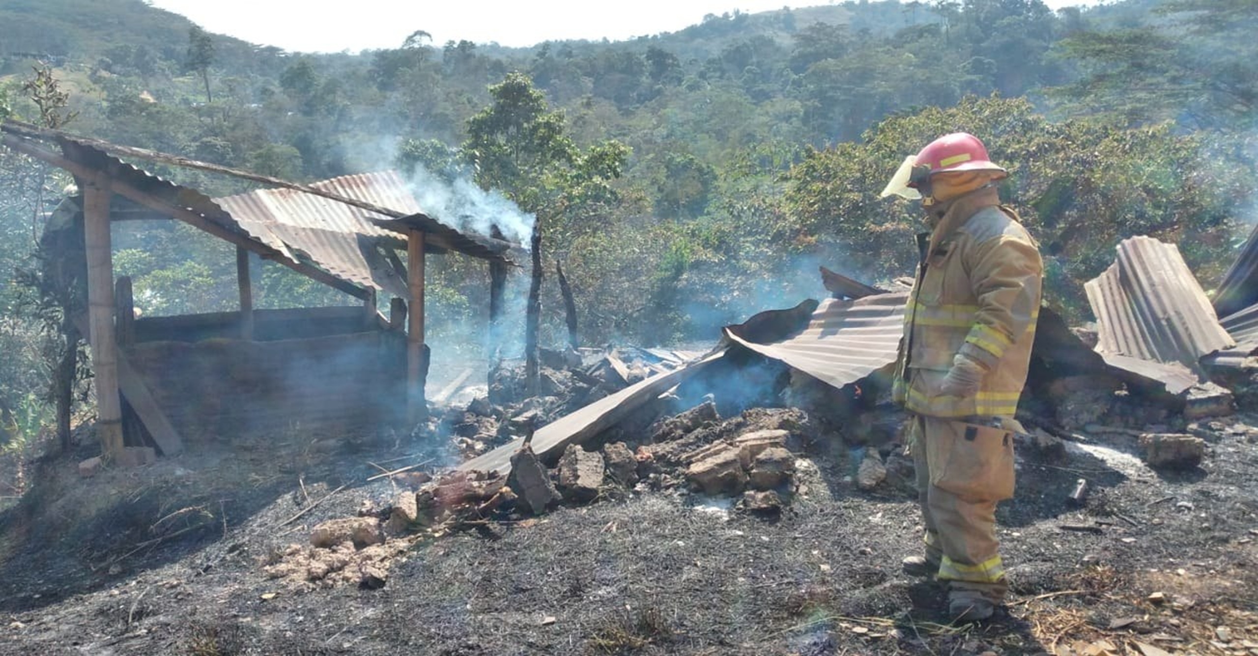 Bomberos liquidan incendio forestal en Tibacuy que se originó tras el incendio de una vivienda deshabitada