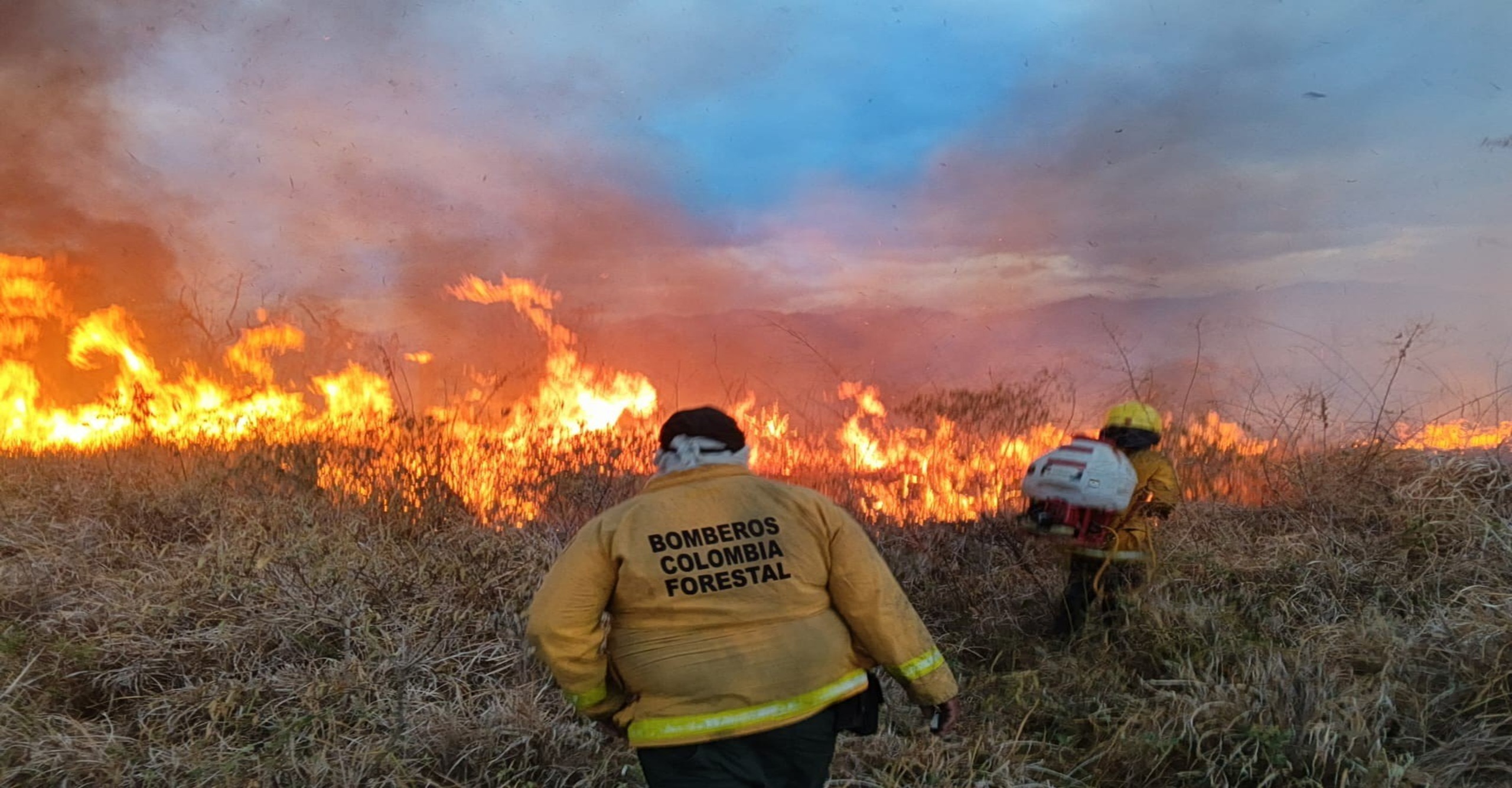 Incendio Forestal en el municipio de Rivera liquidado por Bomberos Voluntarios, de Rivera y Bomberos oficiales y Voluntarios de Neiva Huila.    