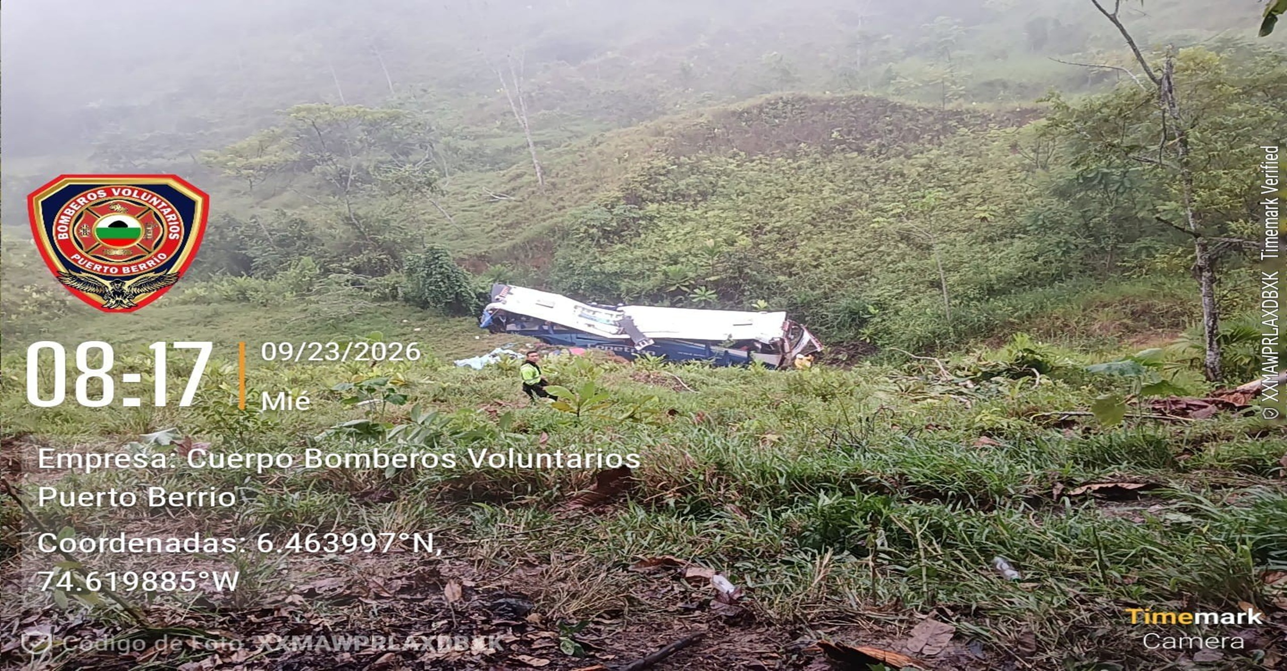 Bomberos de Puerto Berrío atendieron volcamiento de bus en el sector Alto de las Águilas