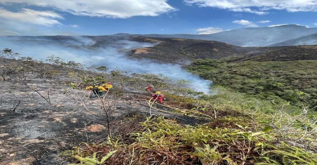 Bombero se desplaza por una ladera escarpada durante las labores de control del incendio.