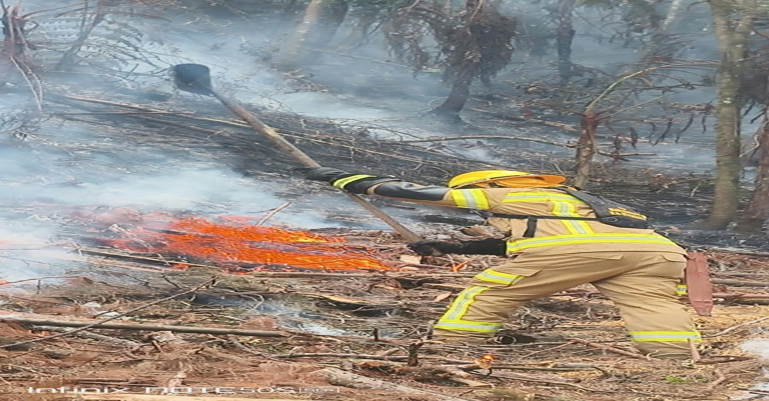 Refuerzan operación terrestre y aérea para contener incendio forestal en La Estrella
