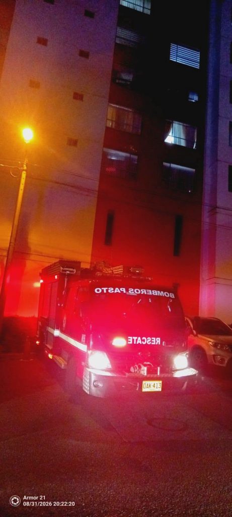 Vehículo de Bomberos Pasto frente al edificio durante la atención nocturna