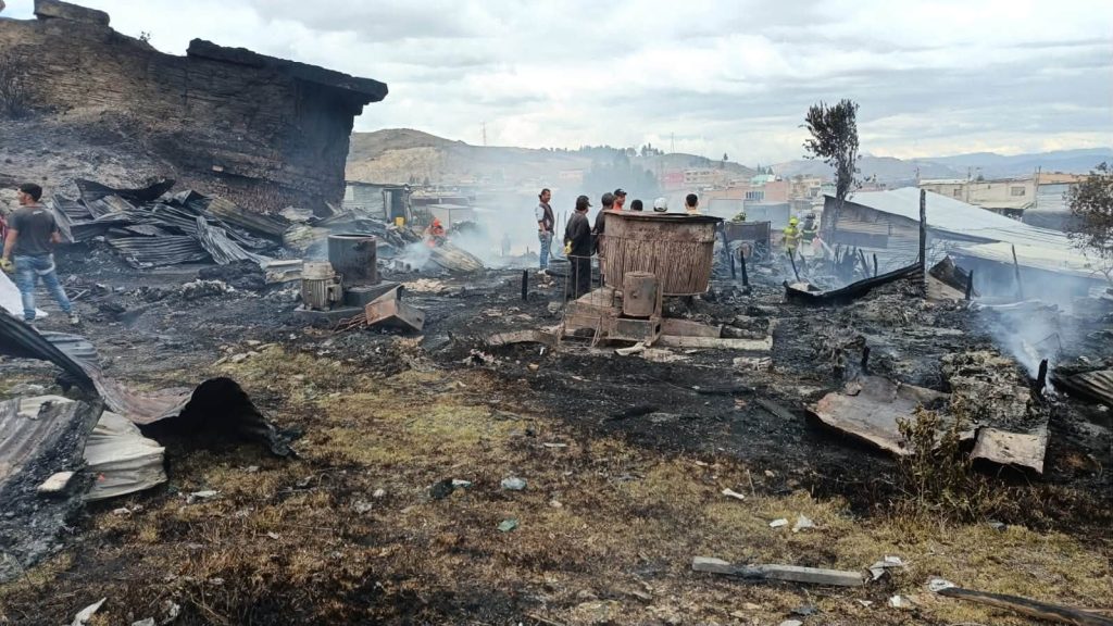 Vista general de la estructura consumida por el incendio, con materiales carbonizados y daños en el establecimiento.