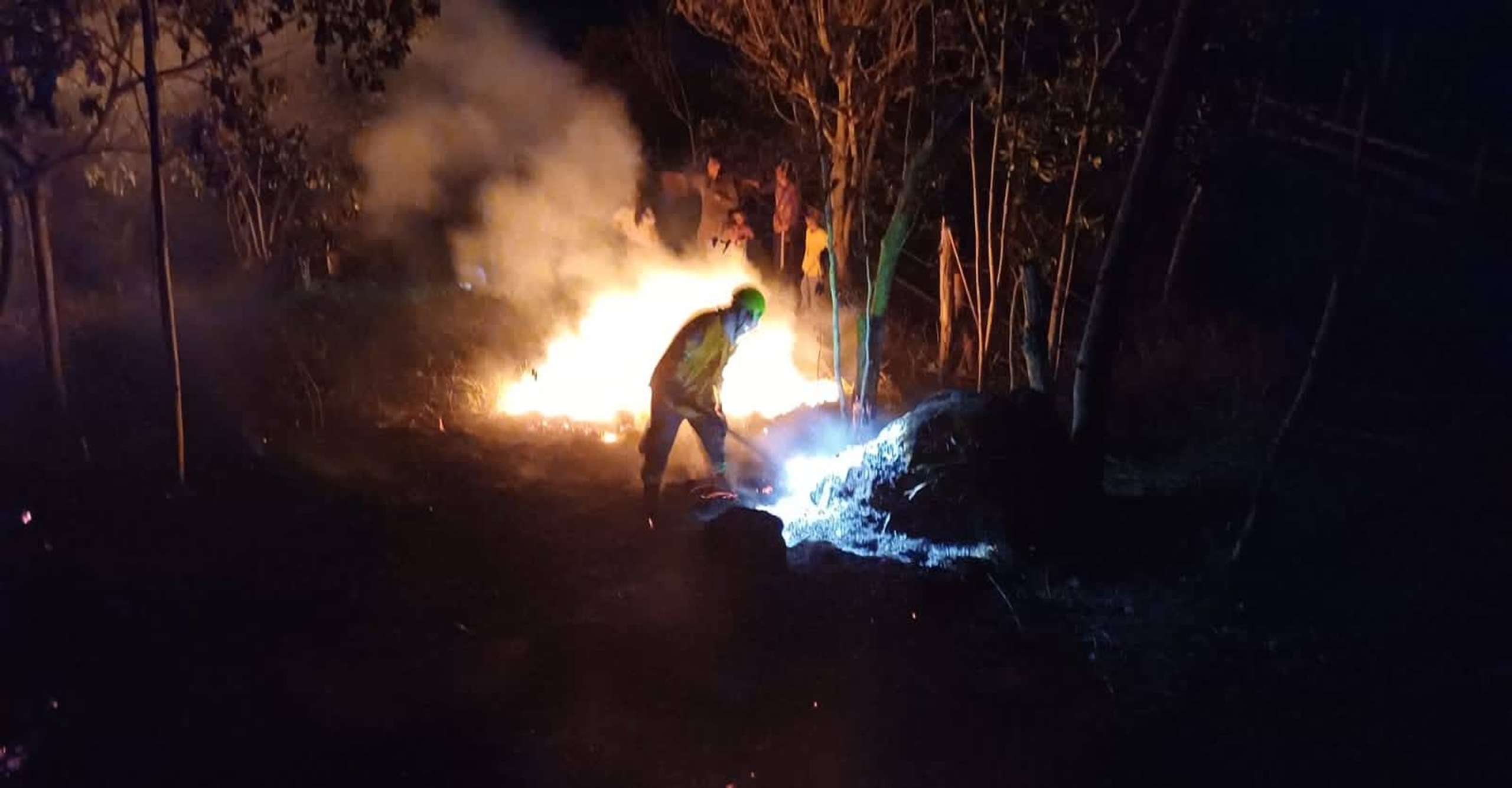 Bomberos Voluntarios de Caloto liquidaron incendio forestal en el sector Los Mangos