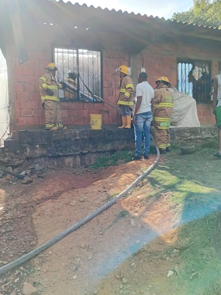 Unidades bomberiles realizan labores de control en la vivienda afectada.