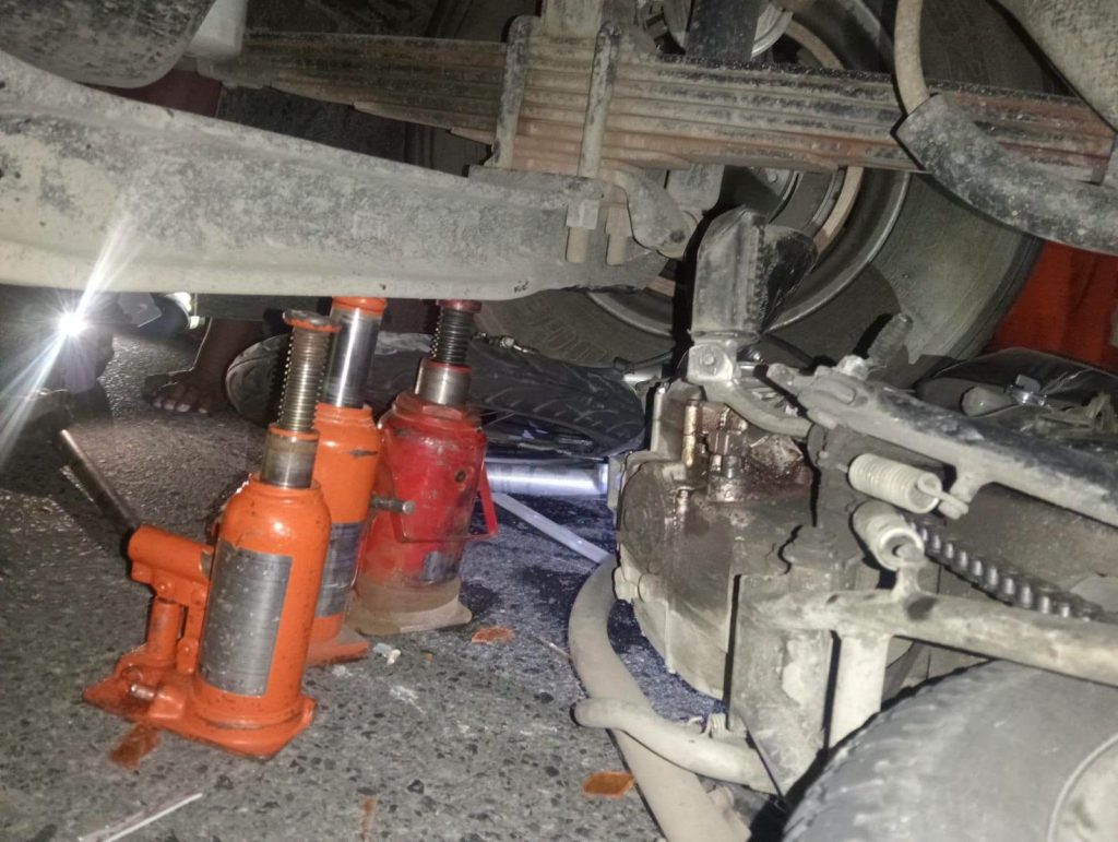 Gatos hidráulicos sostienen el camión durante la liberación de los afectados.
