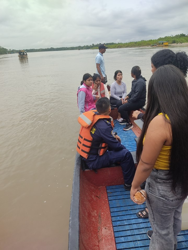 Equipo de búsqueda recorre el río Putumayo a bordo de una embarcación.