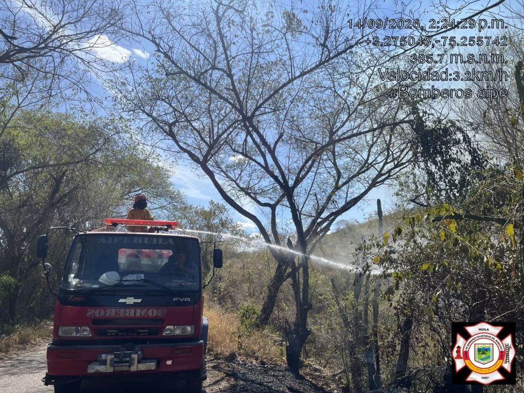 Vehículo de intervención estacionado en la intervención del Incendio Forestal