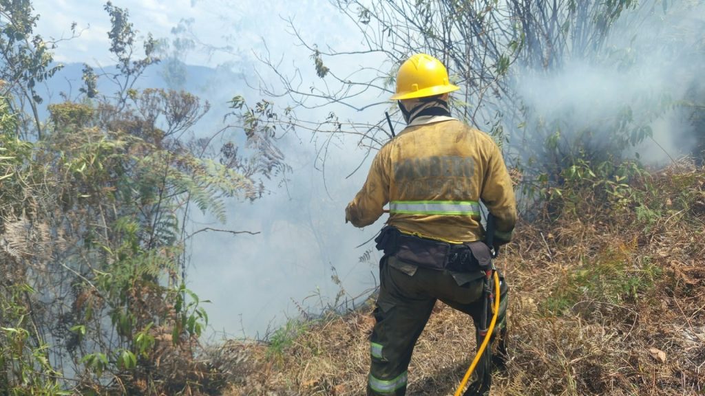 Bombero en operativo Incendio Forestal Pacho Cundinamarca Vereda Patasía