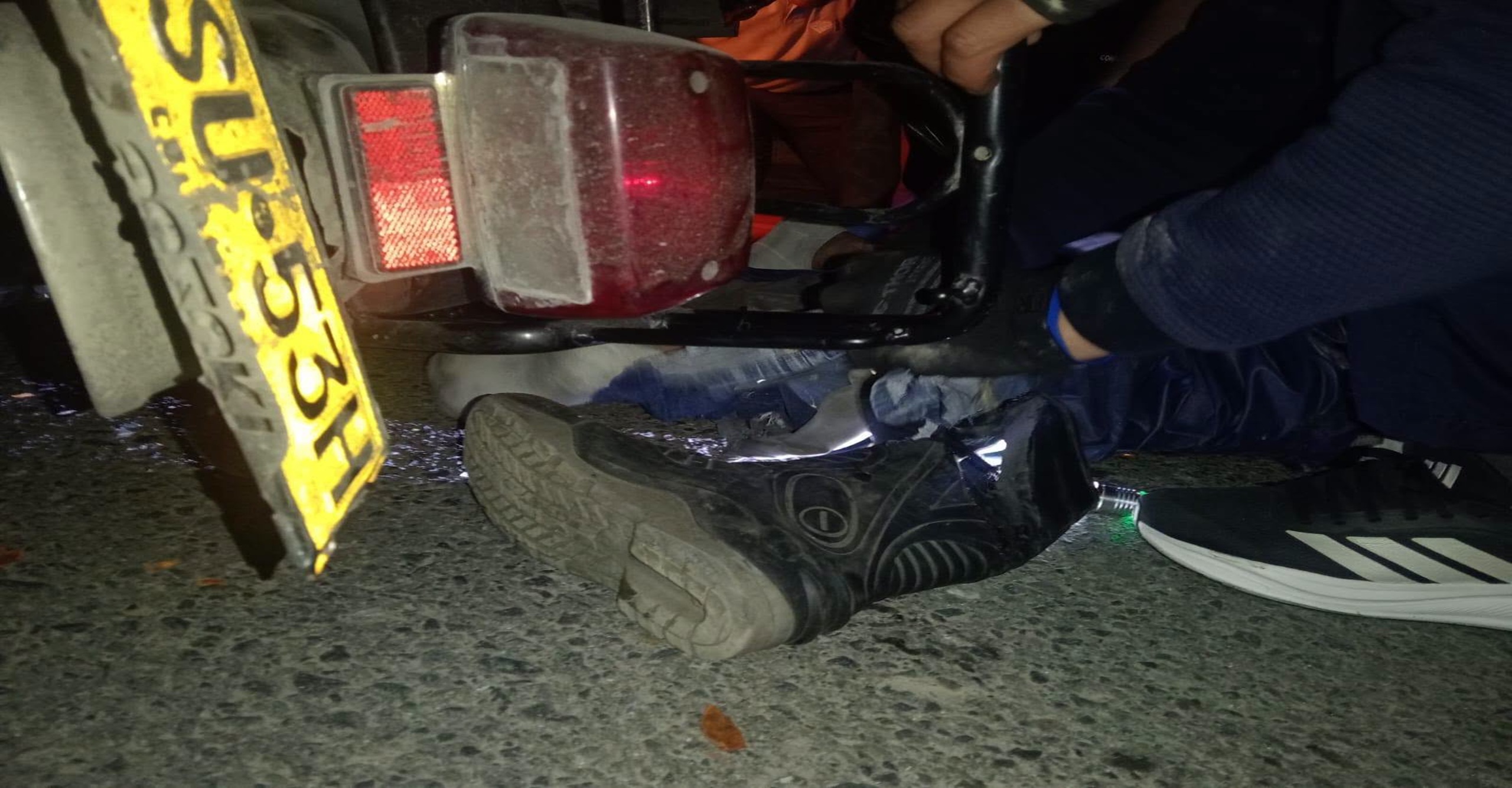Bomberos Pasto rescataron a dos motociclistas atrapados debajo de un camión