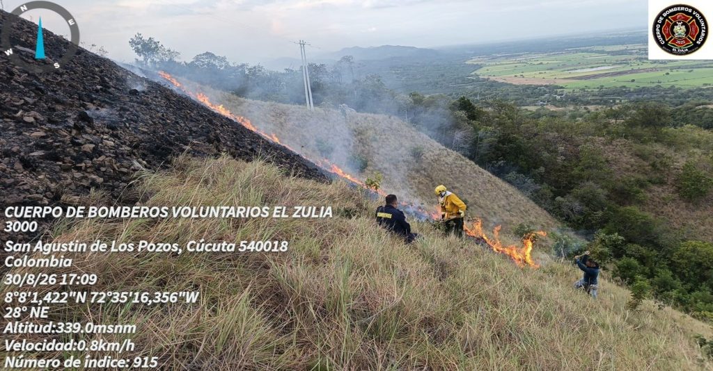 lamas y humo avanzan sobre la vegetación seca en una zona montañosa.
