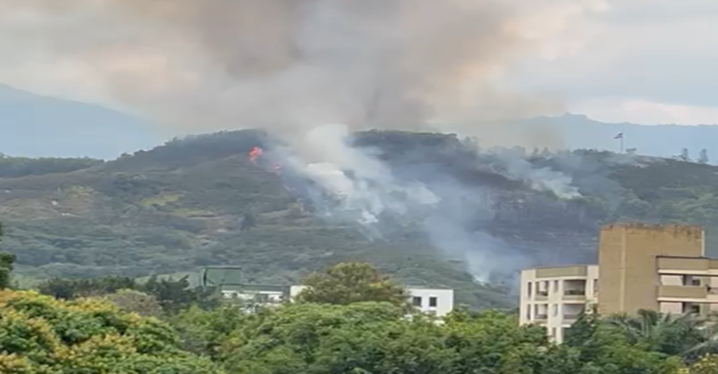 Columnas de humo y llamas se elevan desde el Cerro La Bandera, cerca de la zona urbana de Cali.