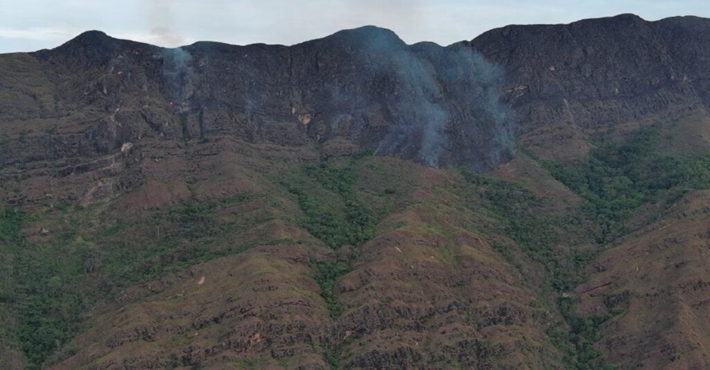 Vista panorámica de la cobertura vegetal afectada por los incendios forestales en el sector Cerro Chiflón, Neiva, Huila.