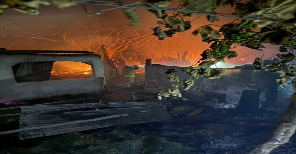 Unidad del Cuerpo de Bomberos Voluntarios de Tarqui durante las labores de atención y extinción del incendio estructural registrado en una vivienda de la vereda Lagunilla, en Tarqui, Huila.