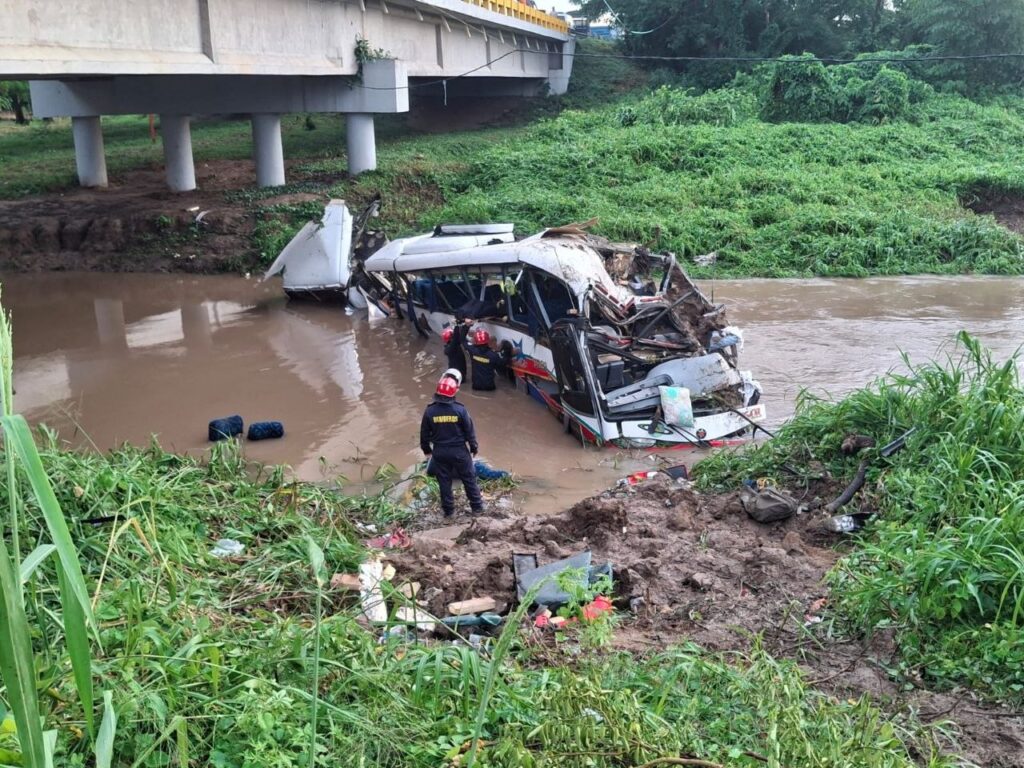 Organismos de respuesta realizan labores de asistencia a las personas involucradas en el accidente.