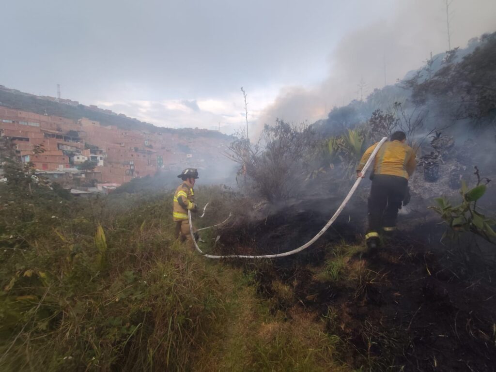 Bomberos adelantan maniobras de control del fuego en una zona de vegetación.