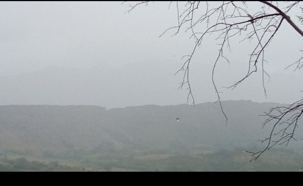 Vista del área montañosa durante las labores de monitoreo y seguimiento de los incendios forestales.